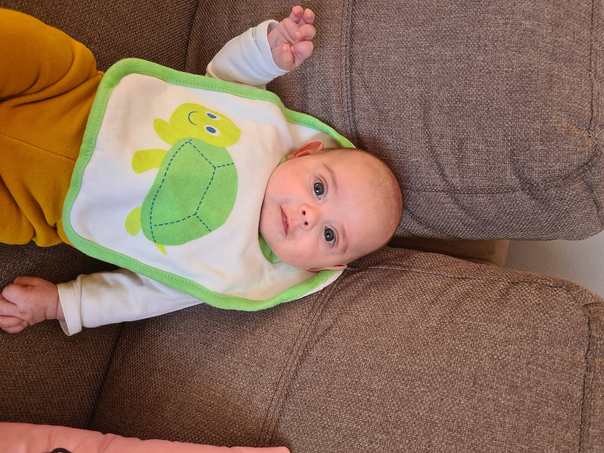 Mathis a rejoint le concours — aidez-le/la à gagner de superbes lots ! baby, baby_products, baby_safety, baby_toddler_clothing, baby_toys, bedtime, child, comfort, head, linens, pattern, person, room, sitting, sleeve, smile, t_shirt, toddler, wood