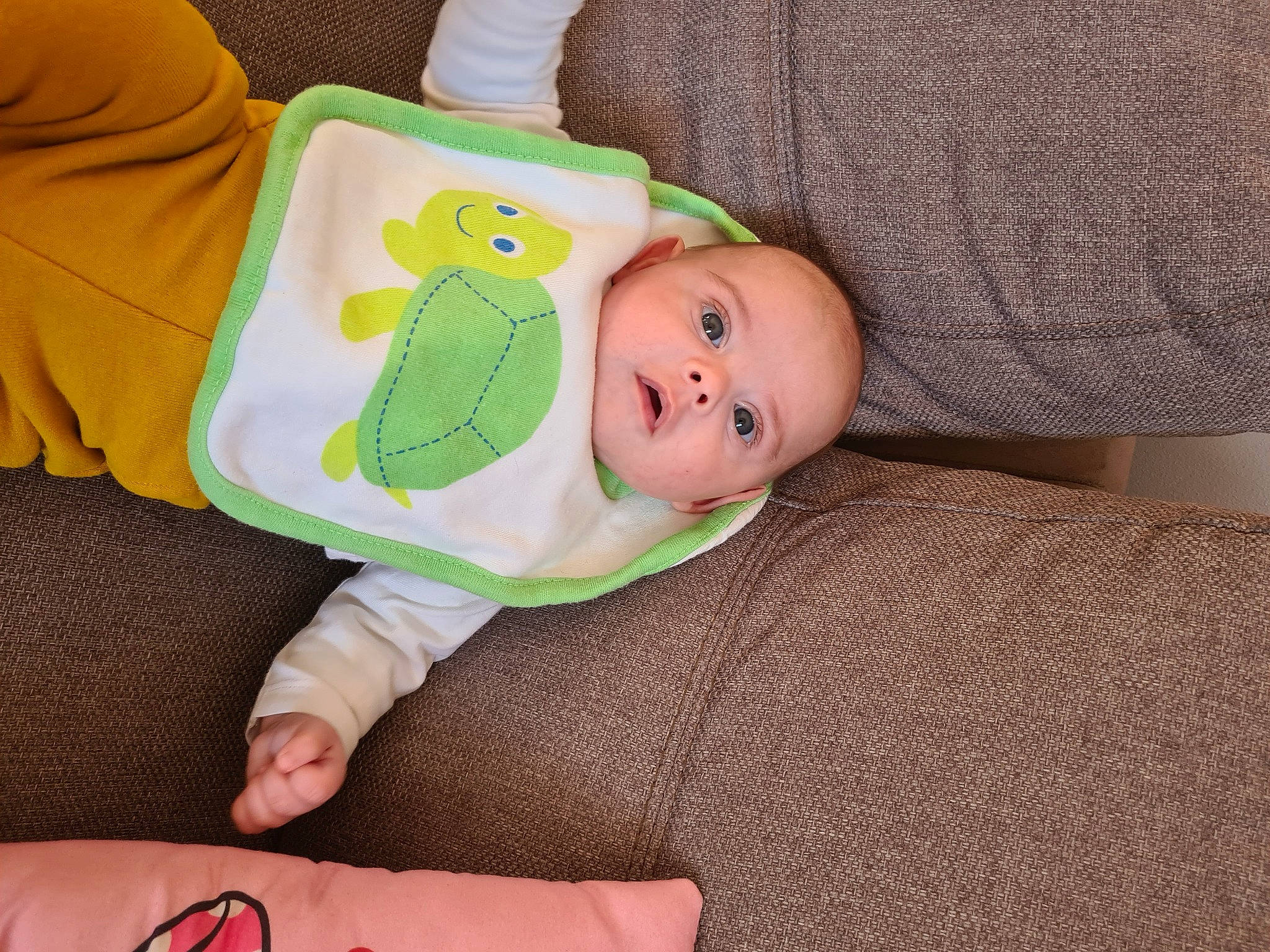 Mathis a rejoint le concours — aidez-le/la à gagner de superbes lots ! baby, baby_products, baby_safety, baby_sleeping, baby_toddler_clothing, cheek, child, comfort, finger, foot, hand, happy, human_body, linens, person, sitting, skin, sleeve, sock, thumb