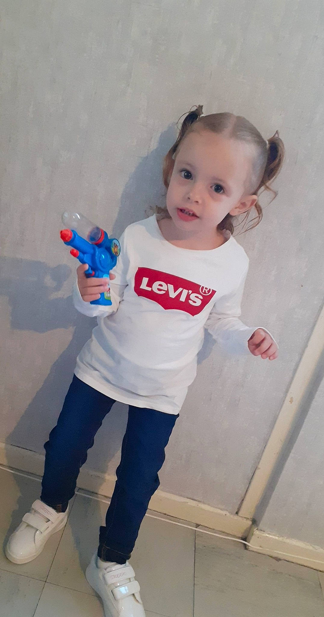 Zoé participe au concours pour gagner de l'argent avec cette photo : baby, baby_toddler_clothing, child, electric_blue, fun, happy, human_leg, jeans, joint, knee, leg, person, pink, product, sleeve, sock, standing, t_shirt, thigh, toddler
