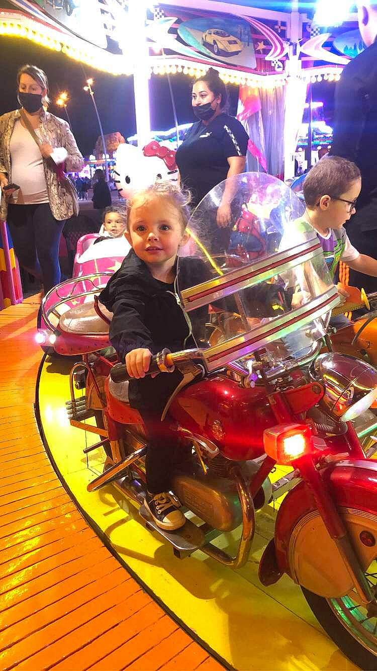 Zoé a rejoint le concours — aidez-le/la à gagner de superbes lots ! amusement_park, amusement_ride, entertainment, event, flooring, fun, leisure, lighting, magenta, motor_vehicle, music, musician, performing_arts, person, photograph, public_event, recreation, smile, snapshot, t_shirt