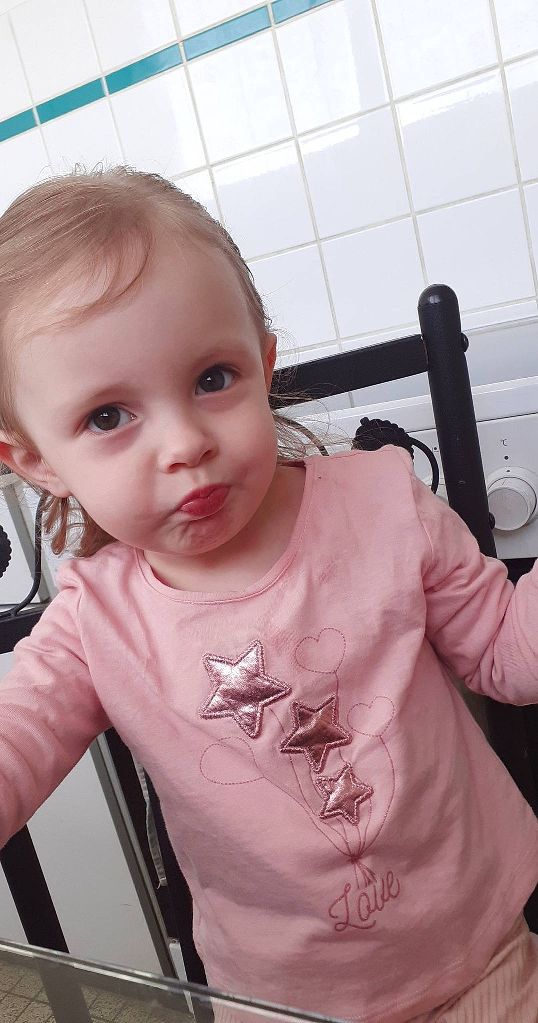 Zoé a rejoint le concours — aidez-le/la à gagner de superbes lots ! arm, baby, baby_toddler_clothing, cheek, chin, eyebrow, eyelash, facial_expression, gesture, hairstyle, hand, human_body, lip, mouth, neck, nose, person, shoulder, skin, sleeve