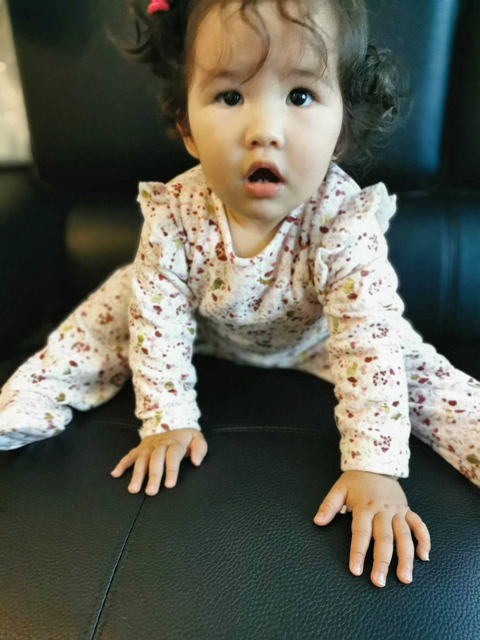 Giullia participe au concours pour gagner de l'argent avec cette photo : baby, baby_toddler_clothing, barefoot, carpet, cheek, chin, comfort, crawling, dress, floor, flooring, happy, human_body, neck, person, skin, sleeve, smile, surprise, t_shirt