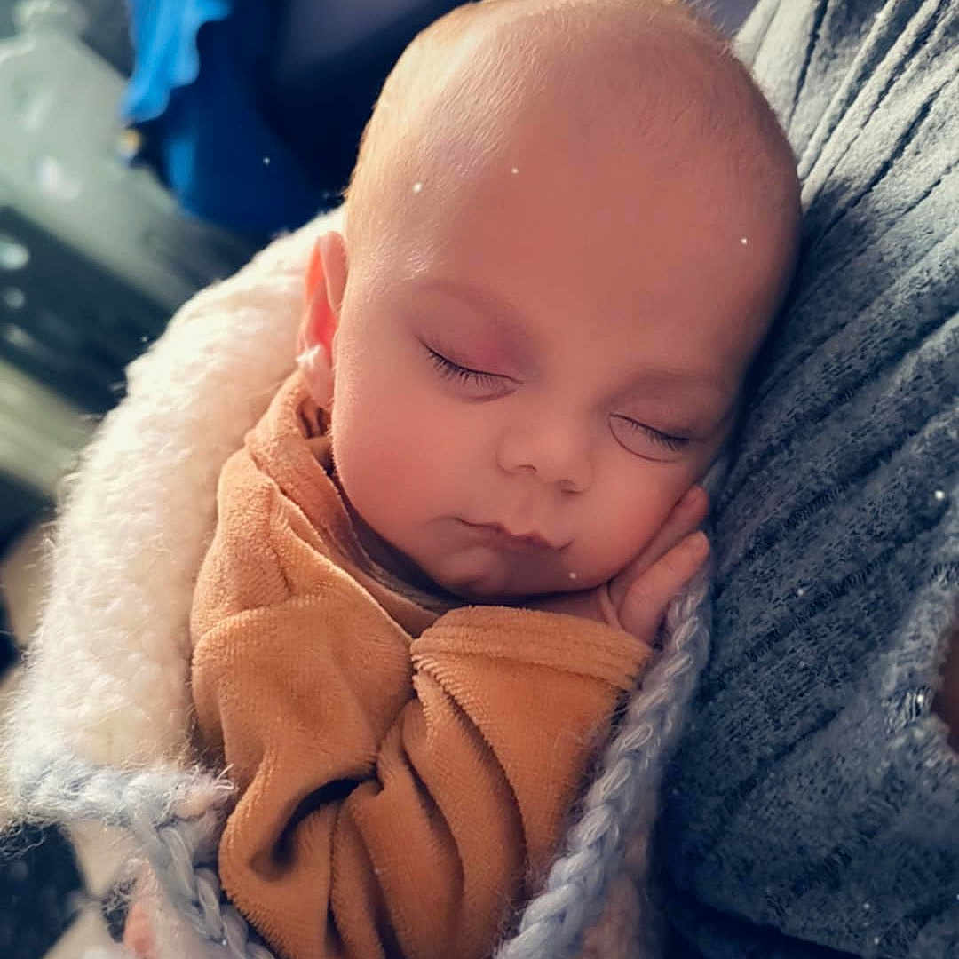 Dorya participe au concours pour gagner de l'argent avec cette photo : baby, blanket, clothing, cushion, face, happy, head, homedecor, hugging, medication, newborn, people, person, photography, pill, portrait, quilt, sleeping, smile, towel