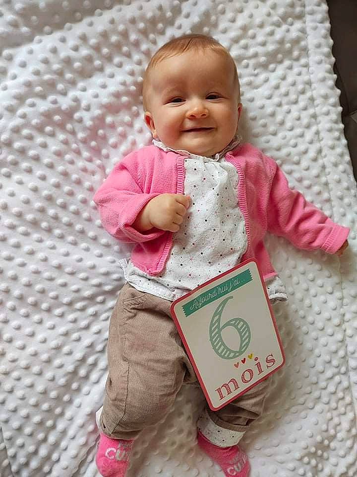 Cléa participe au concours pour gagner de l'argent avec cette photo : baby, baby_products, baby_toddler_clothing, cheek, child, comfort, face, flooring, fun, happy, joy, magenta, pattern, person, pink, skin, sleeve, smile, t_shirt, textile