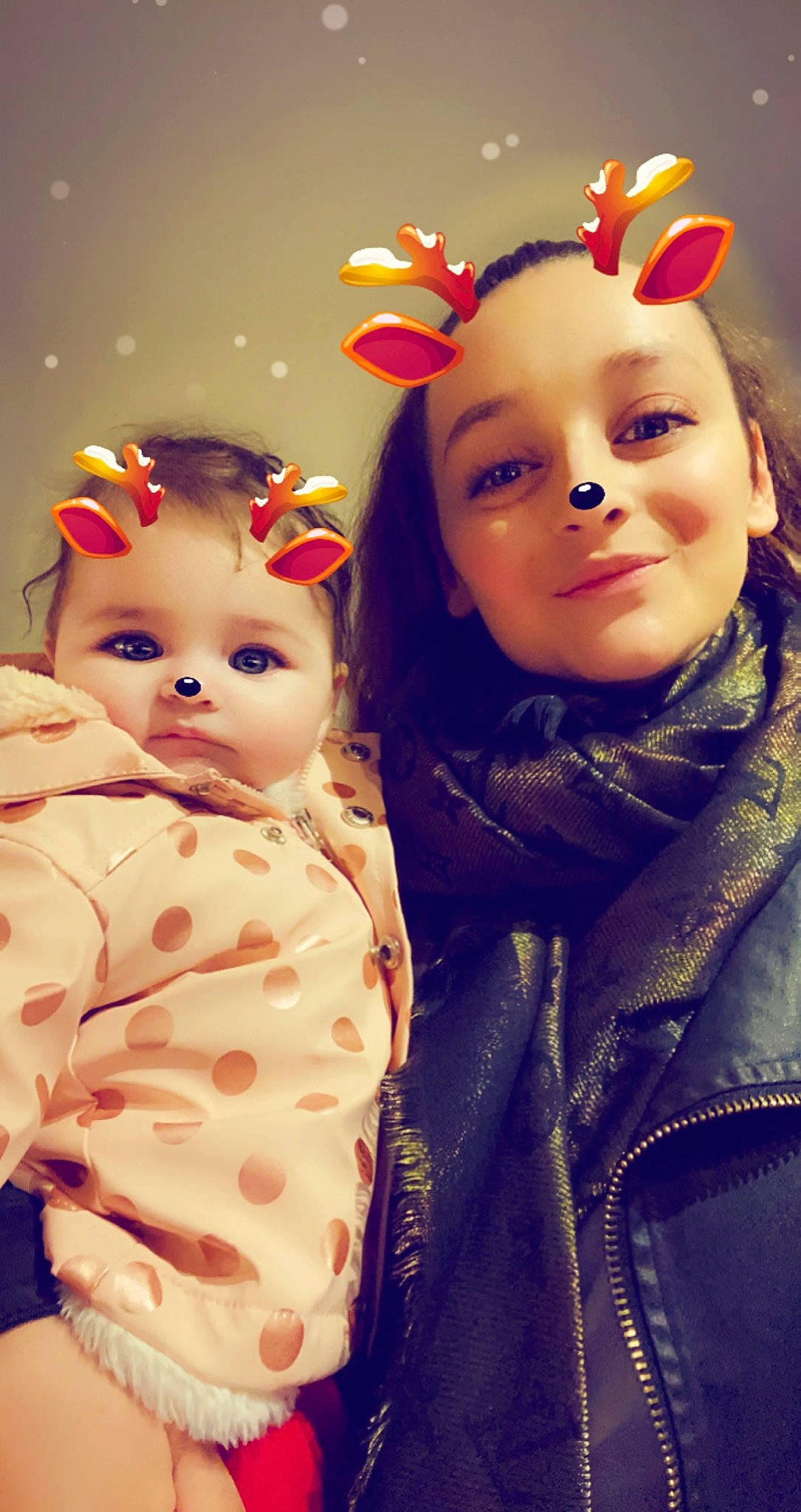 Selena a rejoint le concours — aidez-le/la à gagner de superbes lots ! baby_toddler_clothing, cheek, child, eye, facial_expression, fashion, fun, hairstyle, happy, head, iris, joy, lip, mammal, organ, person, skin, sleeve, standing, textile