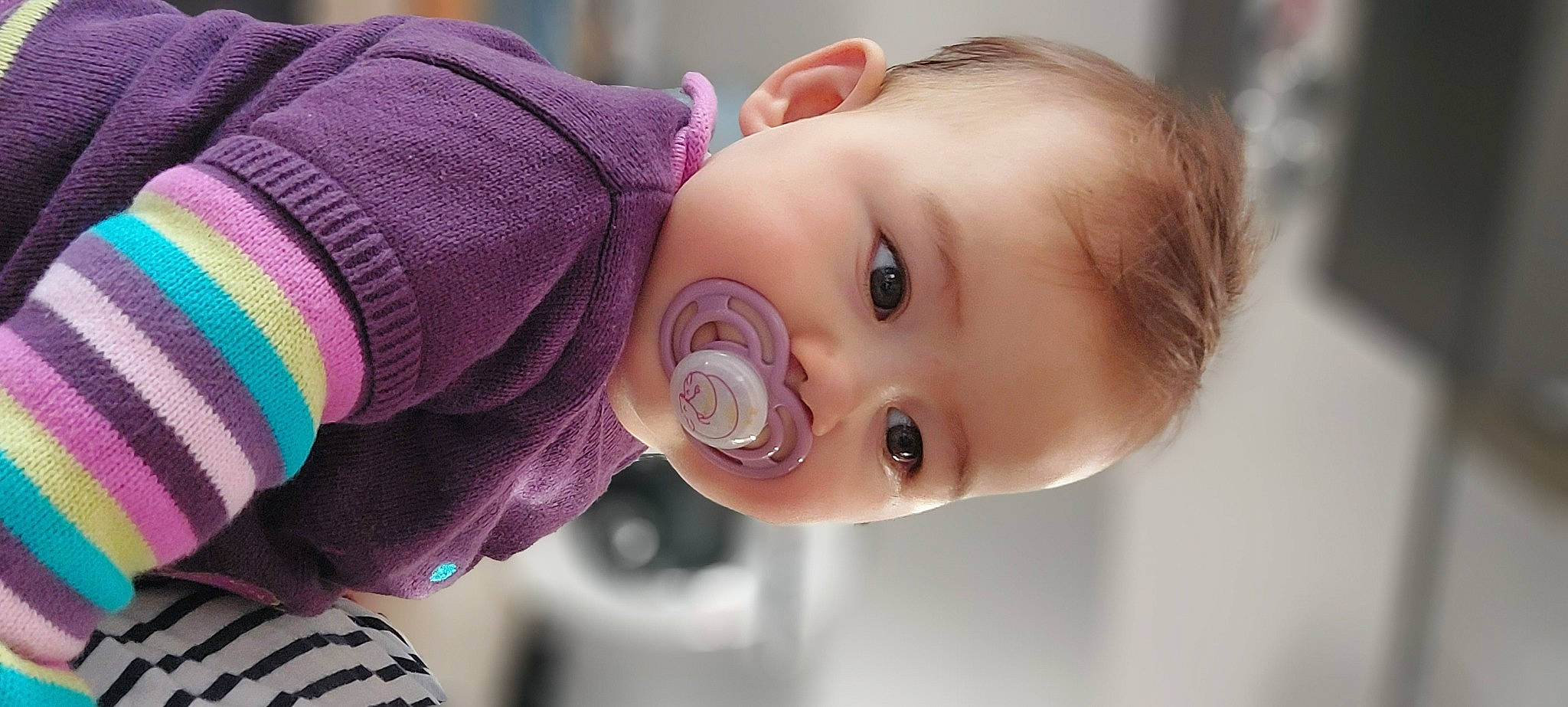 Maé participe au concours pour gagner de l'argent avec cette photo : baby, baby_toddler_clothing, cheek, child, close_up, eyelash, fashion_accessory, fun, happy, headgear, iris, lip, magenta, nose, pattern, person, pink, purple, skin, smile