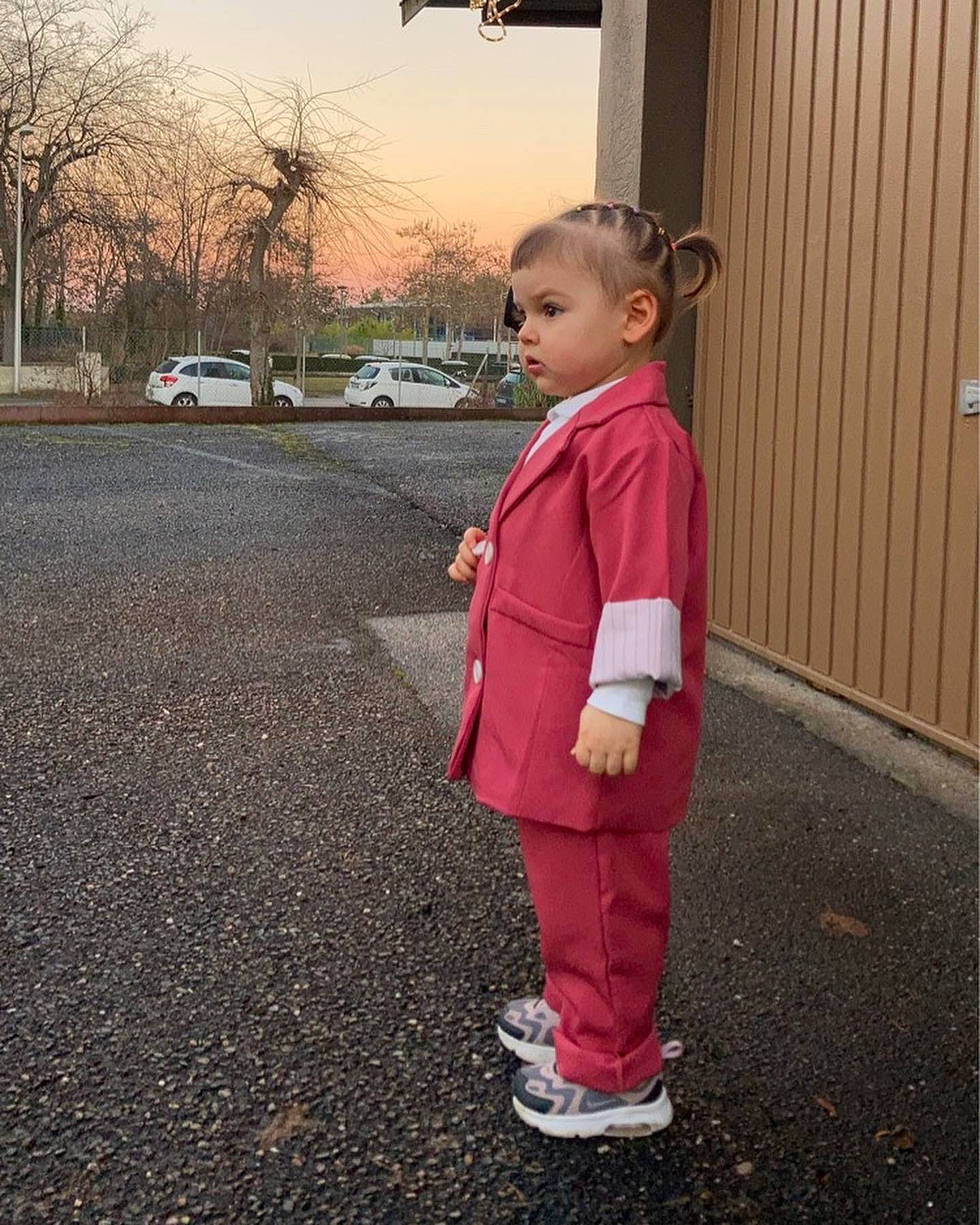 Aya a rejoint le concours — aidez-le/la à gagner de superbes lots ! asphalt, car, child, flooring, grass, leaf, magenta, outerwear, person, plant, public_space, road, road_surface, shadow, sidewalk, sleeve, street_fashion, tints_and_shades, toddler, tree