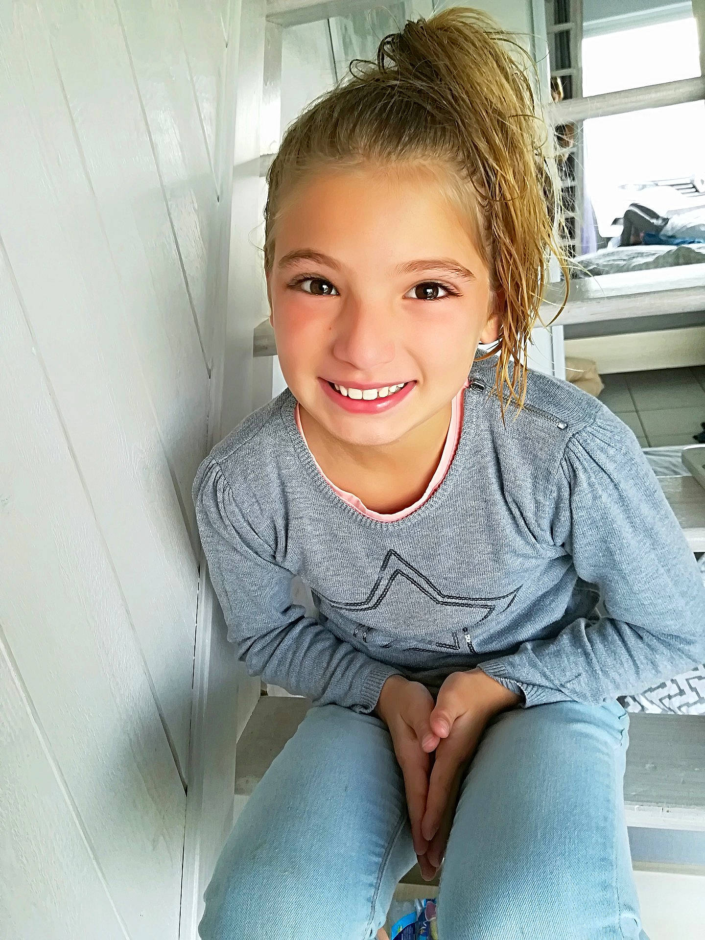 Leana a rejoint le concours — aidez-le/la à gagner de superbes lots ! beauty, boy, brown_hair, child, child_model, eye, facial_expression, girl, hair, hairstyle, human_hair_color, joy, neck, outerwear, person, shoulder, sitting, skin, sleeve, smile