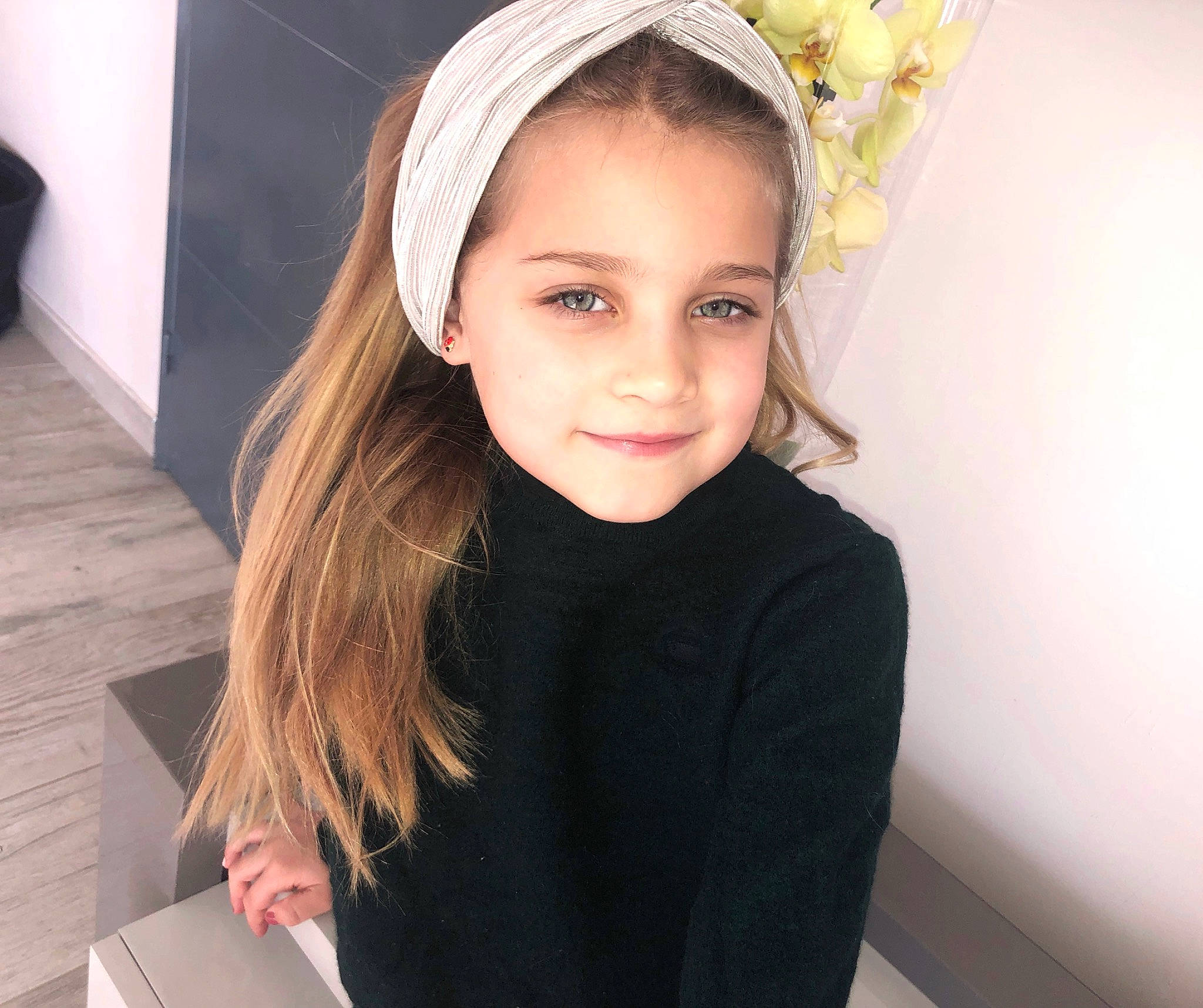 Olyvia a rejoint le concours — aidez-le/la à gagner de superbes lots ! blond, bridal_accessory, cap, computer_keyboard, dress, ear, eyelash, fashion_accessory, flash_photography, hair_accessory, happy, headband, headpiece, iris, joy, lip, long_hair, neck, person, sleeve