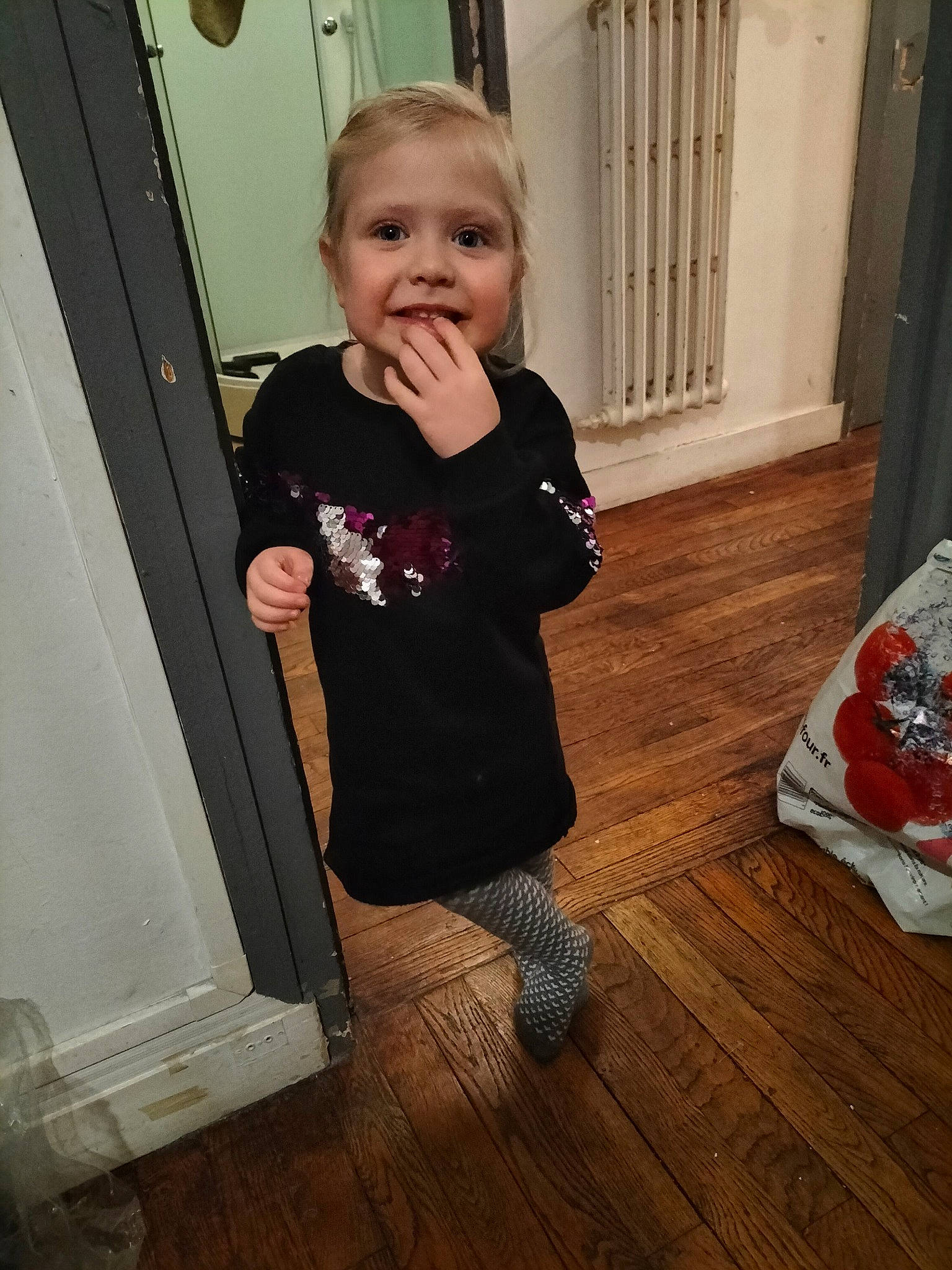 Chloé a rejoint le concours — aidez-le/la à gagner de superbes lots ! baby, baby_toddler_clothing, cheek, child, door, face, floor, flooring, fun, hardwood, joy, laminate_flooring, person, plank, room, sleeve, smile, toddler, varnish, wood