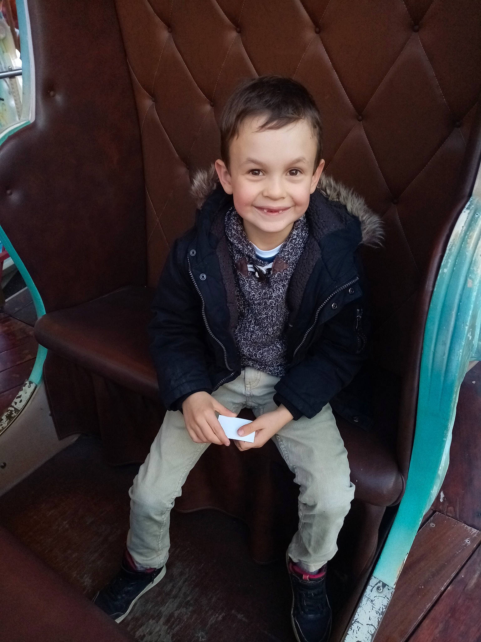 Kenzo a rejoint le concours — aidez-le/la à gagner de superbes lots ! child, cool, fun, joy, person, sitting, skin, smile, toddler, vacation