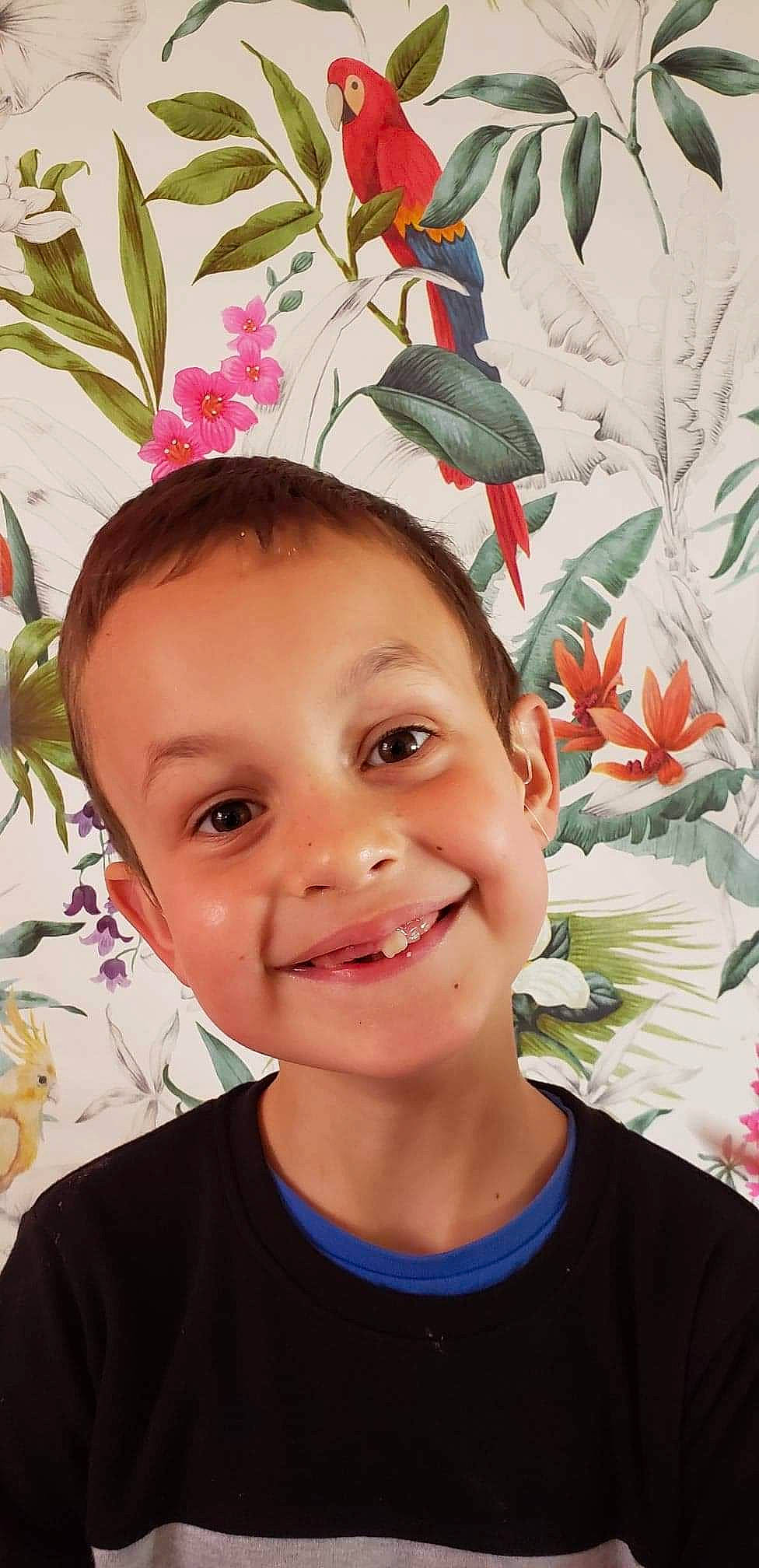 Kenzo a rejoint le concours — aidez-le/la à gagner de superbes lots ! child, chin, event, eye, eyebrow, fashion_accessory, flower, flowering_plant, forehead, hairstyle, happy, head, iris, joy, lip, person, petal, plant, smile, snapshot