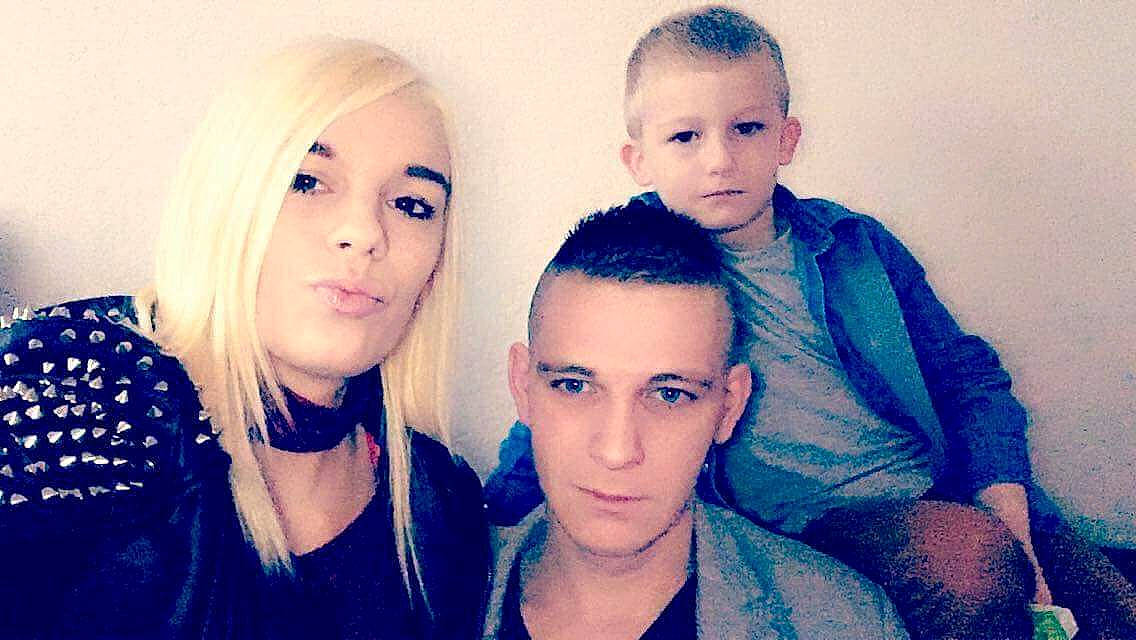 Enzo participe au concours pour gagner de l'argent avec cette photo : beauty, chin, cool, electric_blue, eye, eyebrow, eyelash, flash_photography, friendship, fun, happy, iris, jaw, lip, organ, outerwear, people, person, shoulder, skin