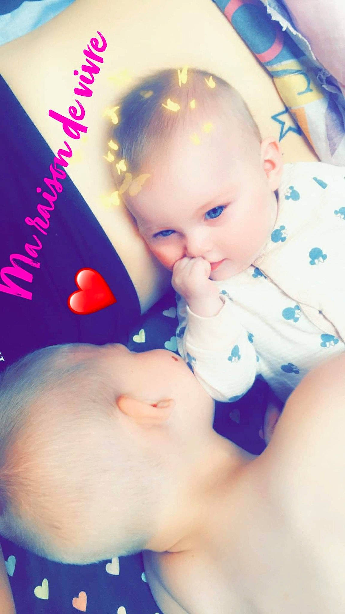 Enzo a rejoint le concours — aidez-le/la à gagner de superbes lots ! baby_toddler_clothing, black_hair, blue, cheek, chest, eye, eyebrow, eyelash, facial_expression, finger, gesture, happy, human_body, lip, mouth, nail, neck, nose, person, skin