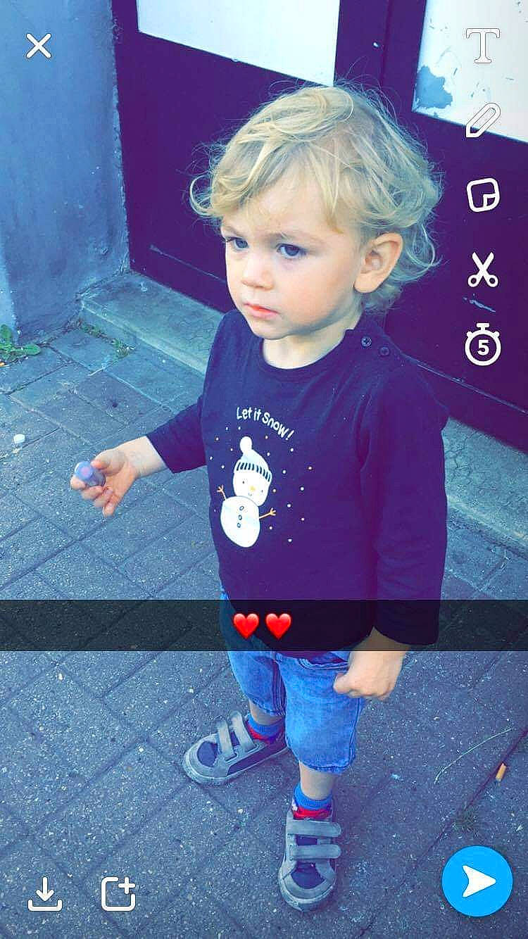 Warren participe au concours pour gagner de l'argent avec cette photo : arm, azure, baby_toddler_clothing, child, cool, eye, facial_expression, fun, hair, hairstyle, happy, organ, outerwear, person, photograph, purple, skin, sleeve, standing, t_shirt