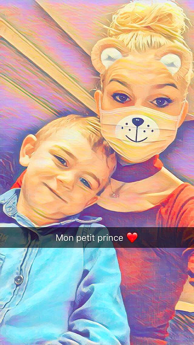 Warren participe au concours pour gagner de l'argent avec cette photo : animated_cartoon, animation, blue, child, electric_blue, event, fictional_character, fun, fur, happy, joy, leisure, magenta, mascot, orange, people, person, recreation, smile, stuffed_toy