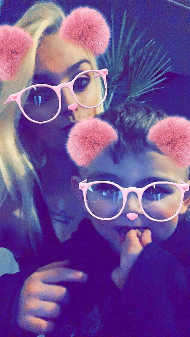 Warren participe au concours pour gagner de l'argent avec cette photo : cap, chin, ear, eyebrow, eyewear, face, finger, gesture, glasses, hairstyle, happy, head, interaction, jaw, lip, mouth, nose, organ, person, textile