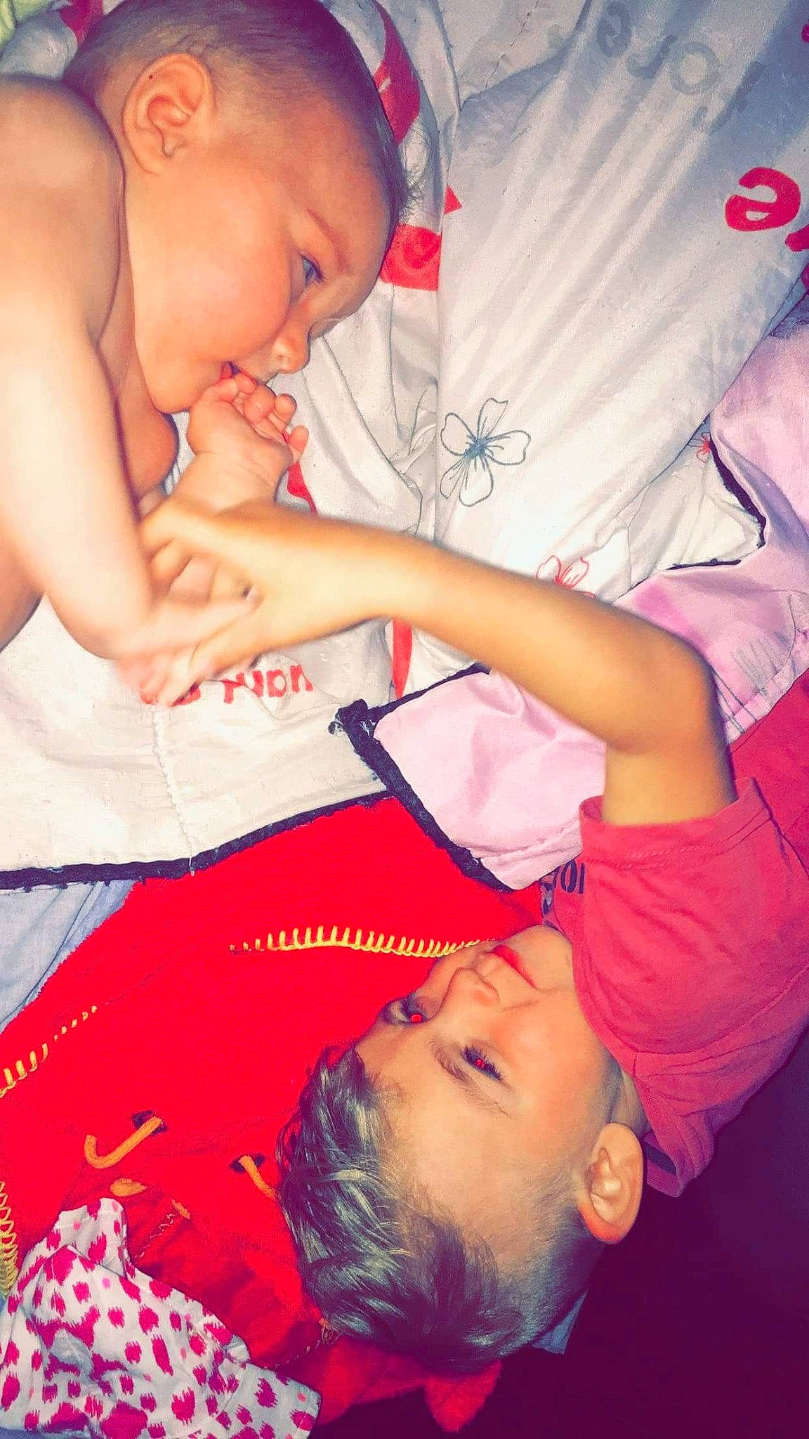 Ilyana a rejoint le concours — aidez-le/la à gagner de superbes lots ! child, cloud, eye, finger, gesture, happy, head, human_body, interaction, mammal, mouth, muscle, orange, organ, person, photograph, pink, red, skin, toddler