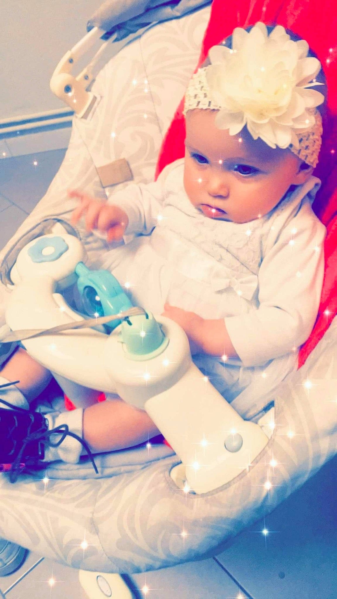 Ilyana participe au concours pour gagner de l'argent avec cette photo : baby, baby_products, baby_toddler_clothing, child, electric_blue, event, finger, flower, fun, hand, happy, headwear, health_care, leg, medical_procedure, mouth, person, plastic, product, service