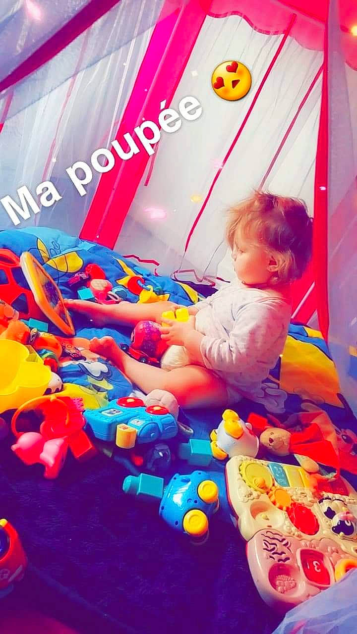 Ilyana a rejoint le concours — aidez-le/la à gagner de superbes lots ! baby, baby_products, baby_toddler_clothing, balloon, child, event, fun, happy, human_body, leisure, magenta, party_supply, person, play, playground, product, recreation, room, snapshot, toddler