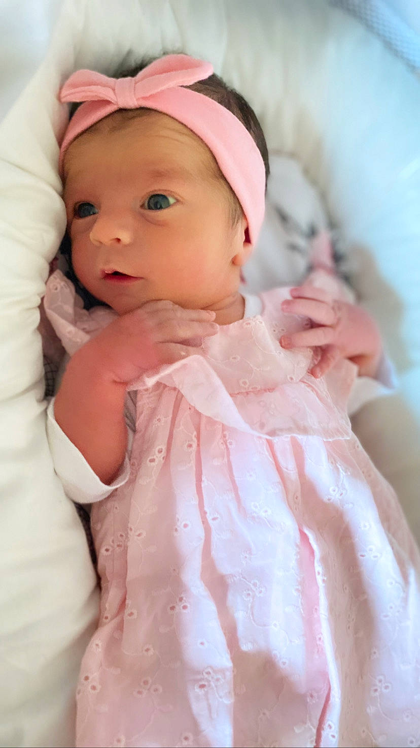 Luna participe au concours pour gagner de l'argent avec cette photo : baby, baby_toddler_clothing, cap, cheek, child, comfort, dress, eye, eyelash, face, happy, headgear, linens, lip, neck, pink, skin, sleeve, textile, toddler