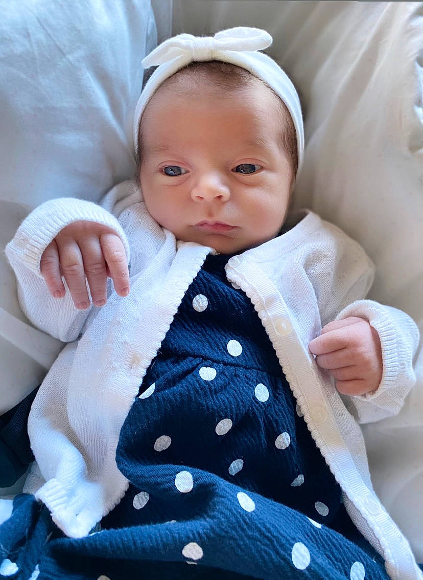 Luna participe au concours pour gagner de l'argent avec cette photo : baby, baby_toddler_clothing, child, collar, comfort, dress, dress_shirt, face, finger, formal_wear, gesture, happy, head, linens, outerwear, person, product, skin, sleeve, toddler