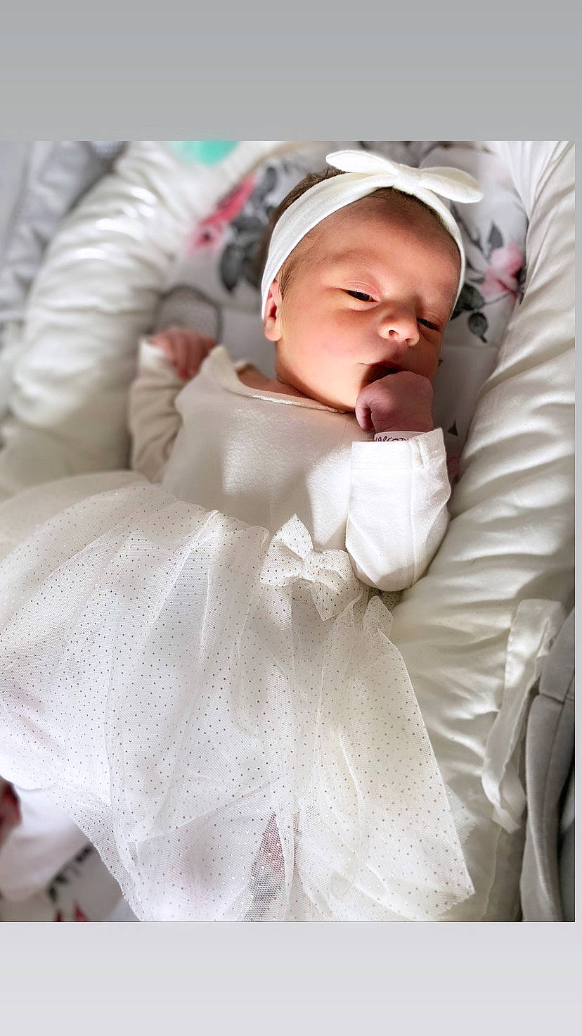 Luna a rejoint le concours — aidez-le/la à gagner de superbes lots ! baby, baby_products, baby_sleeping, baby_toddler_clothing, beanie, cap, cheek, child, comfort, fur, gesture, happy, linens, peach, person, portrait_photography, sleeve, thumb, toddler