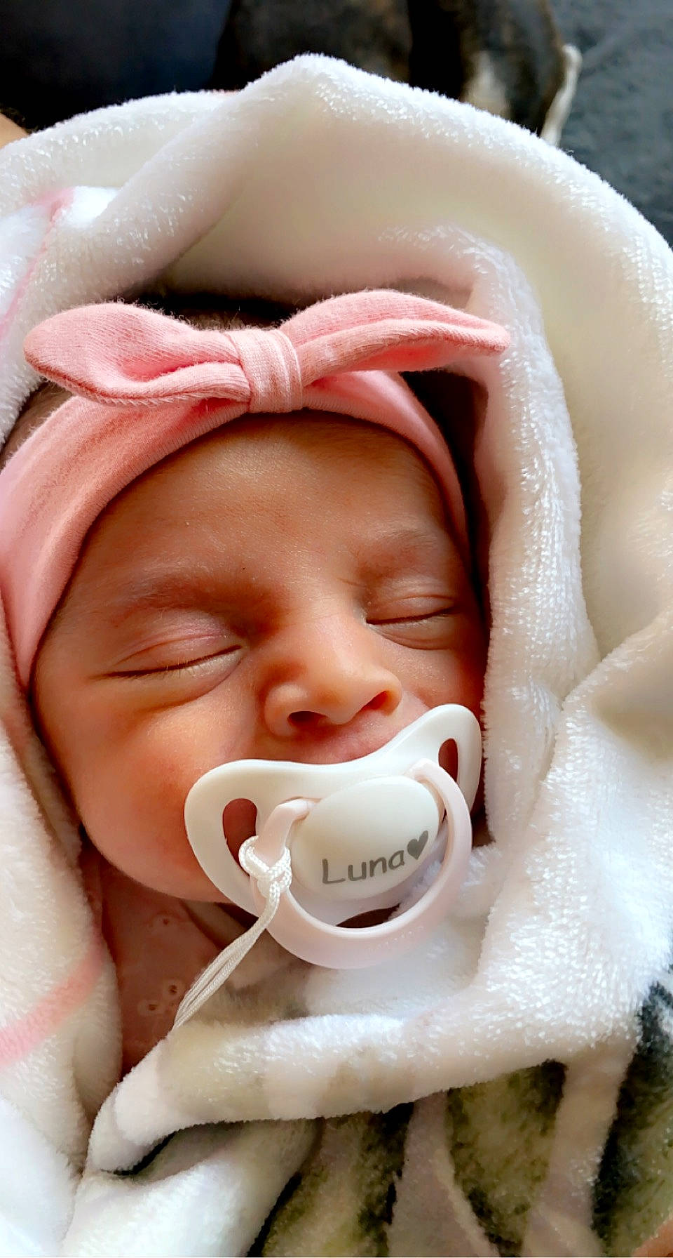 Luna a rejoint le concours — aidez-le/la à gagner de superbes lots ! baby, cheek, chin, comfort, eyebrow, eyelash, face, facial_expression, finger, happy, headwear, iris, lip, mouth, nose, person, photograph, pink, skin, smile