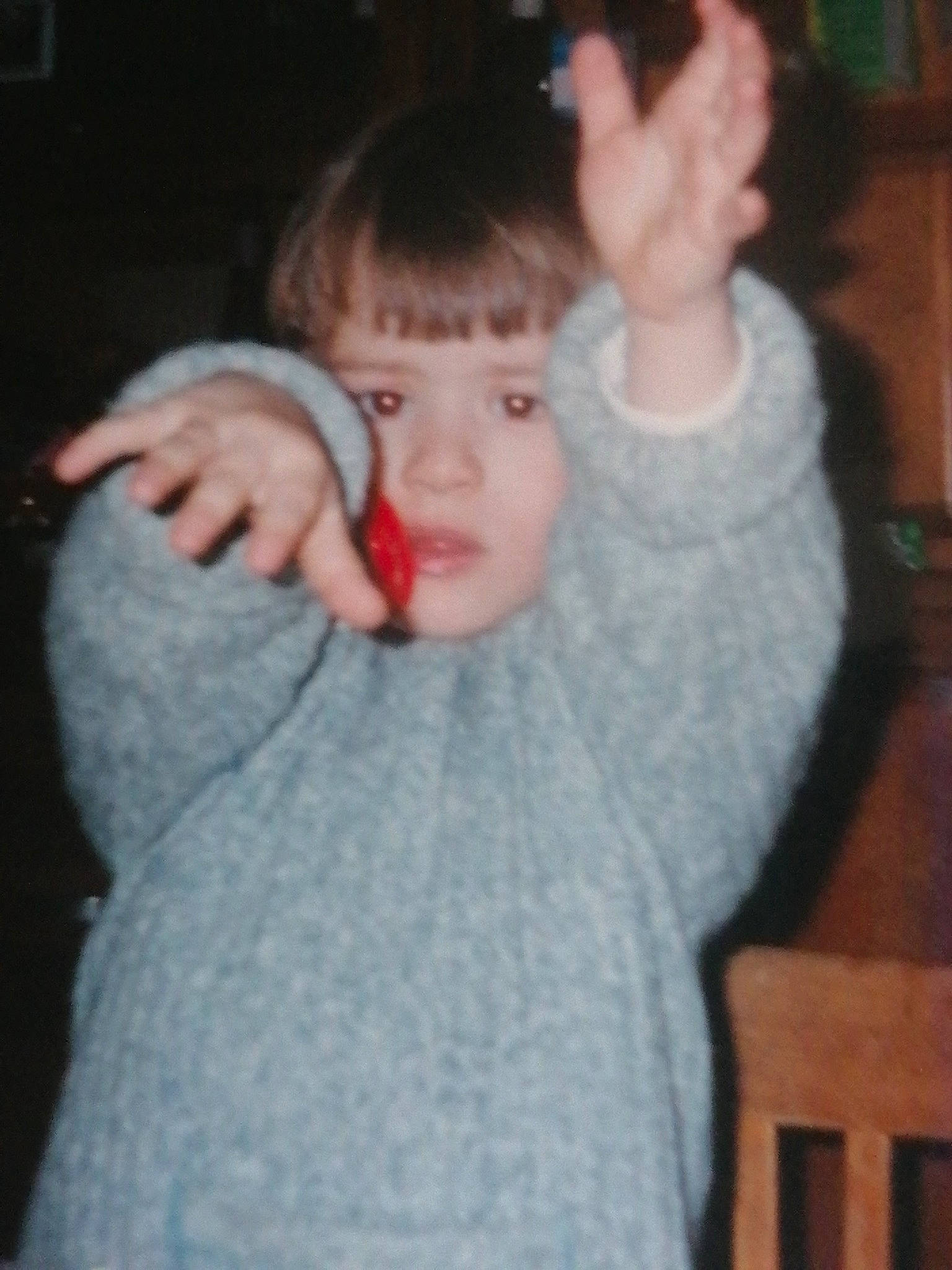 Axel participe au concours pour gagner de l'argent avec cette photo : cheek, chin, ear, eyebrow, finger, gesture, hand, happy, human_body, iris, lip, mouth, neck, nose, organ, outerwear, person, shoulder, skin, standing