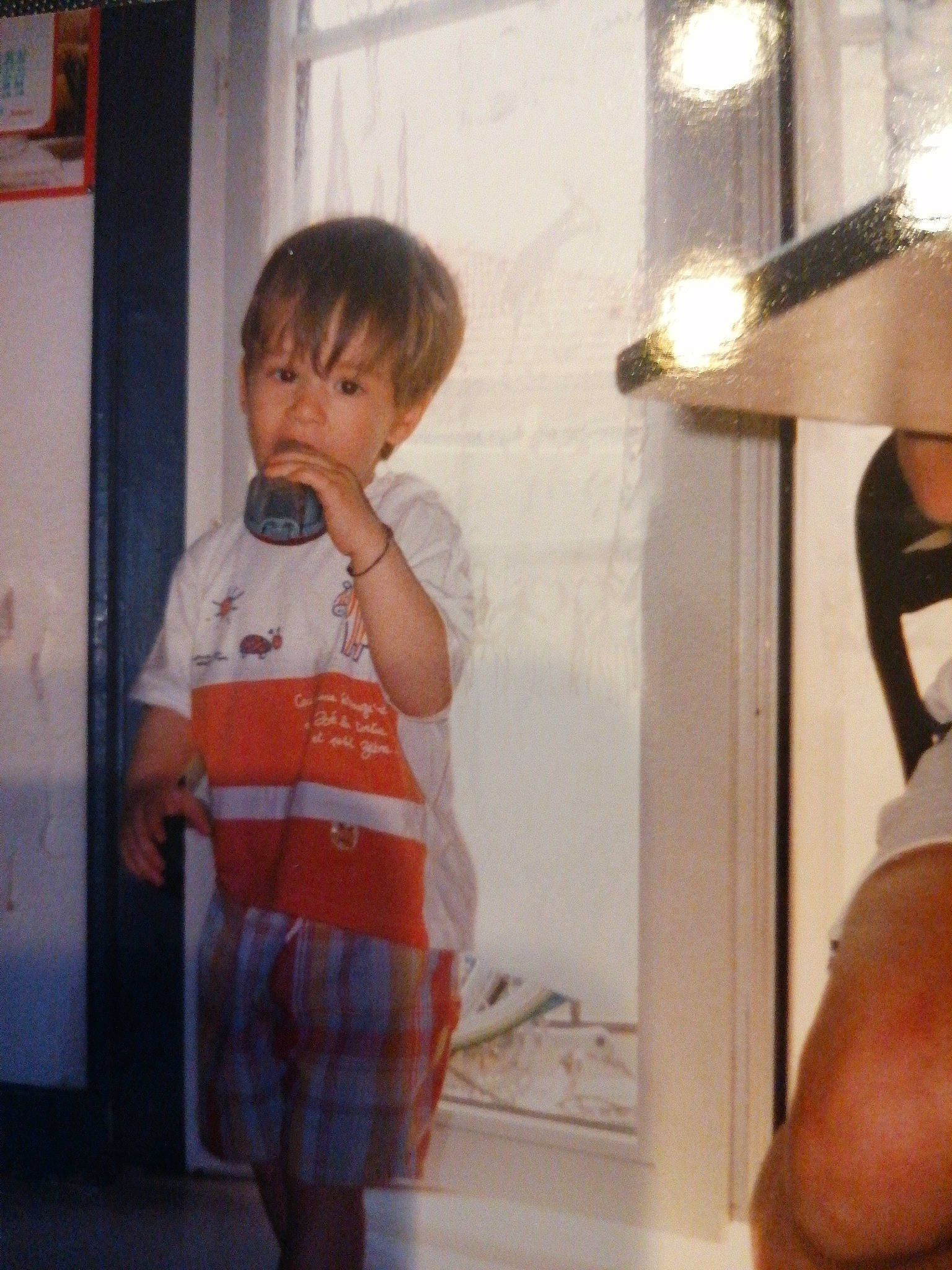 Axel participe au concours pour gagner de l'argent avec cette photo : chin, cool, design, elbow, finger, fun, gesture, hairstyle, happy, joint, neck, nose, person, plaid, shoulder, sleeve, standing, tartan, thumb, toddler