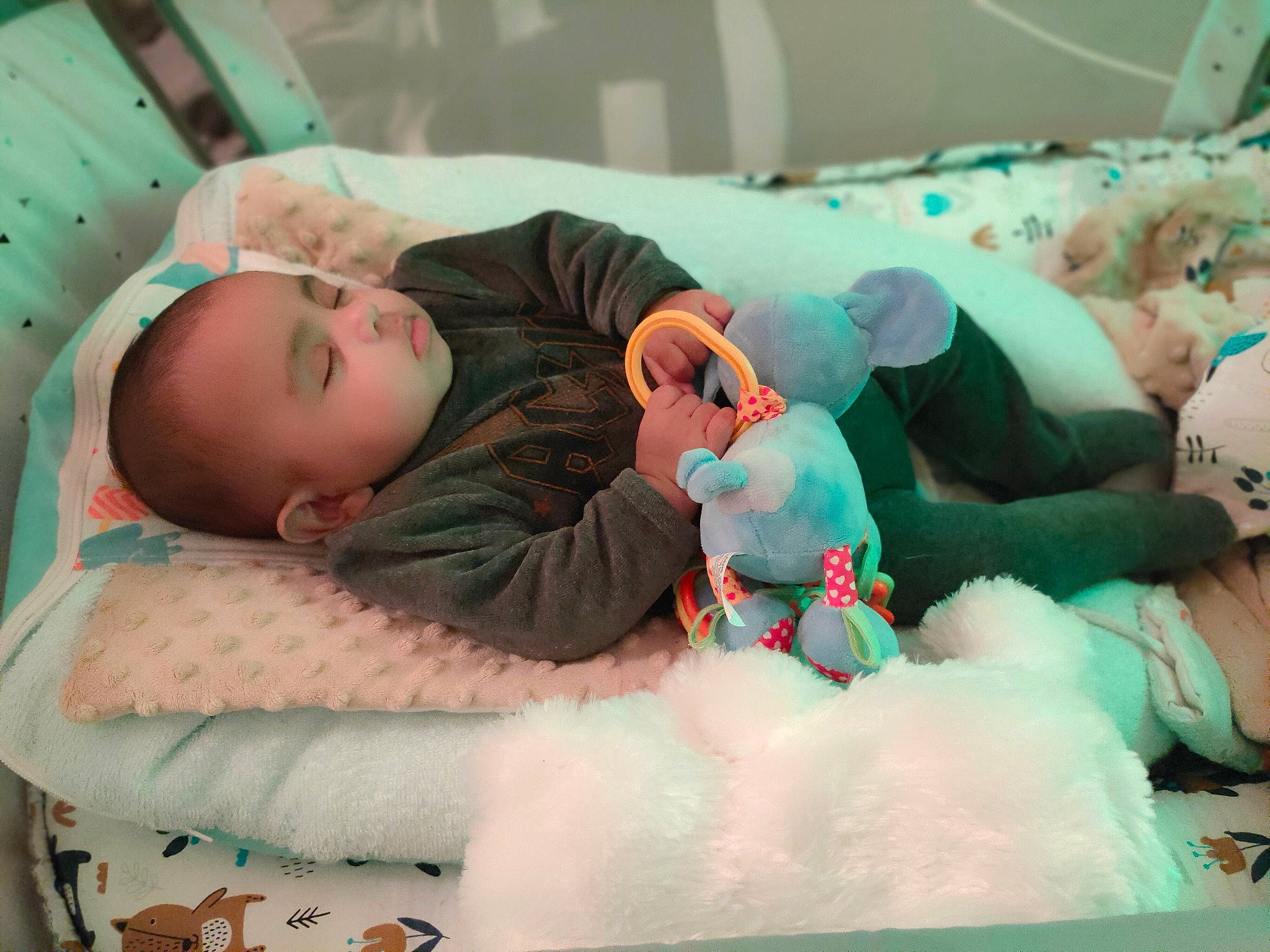 Eiden a rejoint le concours — aidez-le/la à gagner de superbes lots ! baby, baby_products, baby_safety, baby_sleeping, baby_toddler_clothing, bed, child, comfort, event, health_care, hospital, infant_bed, linens, mammal, medical, person, room, service, skin, textile