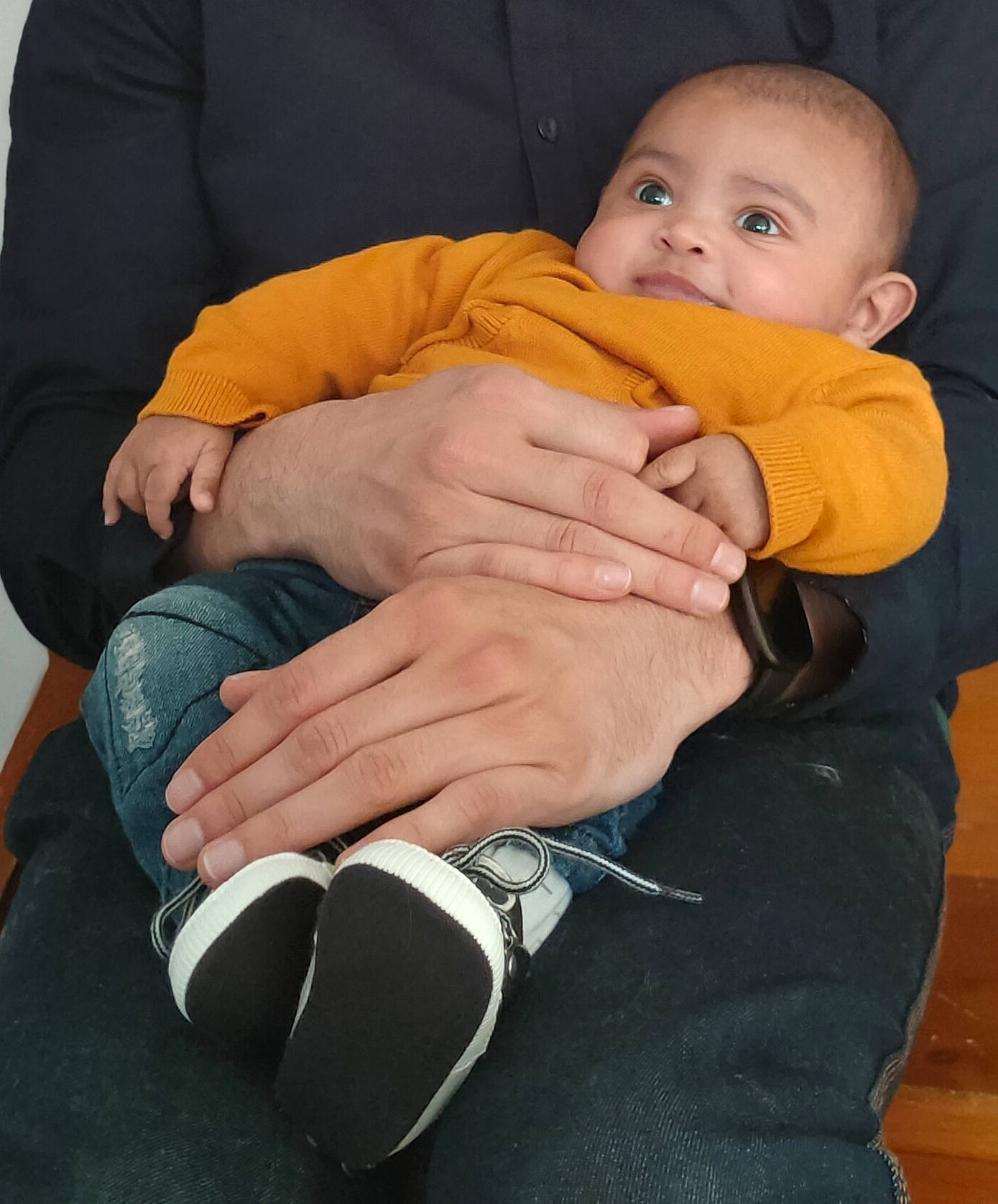 Eiden participe au concours pour gagner de l'argent avec cette photo : baby, baby_toddler_clothing, cheek, comfort, elbow, eye, finger, gesture, hand, happy, head, joint, knee, nail, person, sleeve, thigh, thumb, toddler, trunk