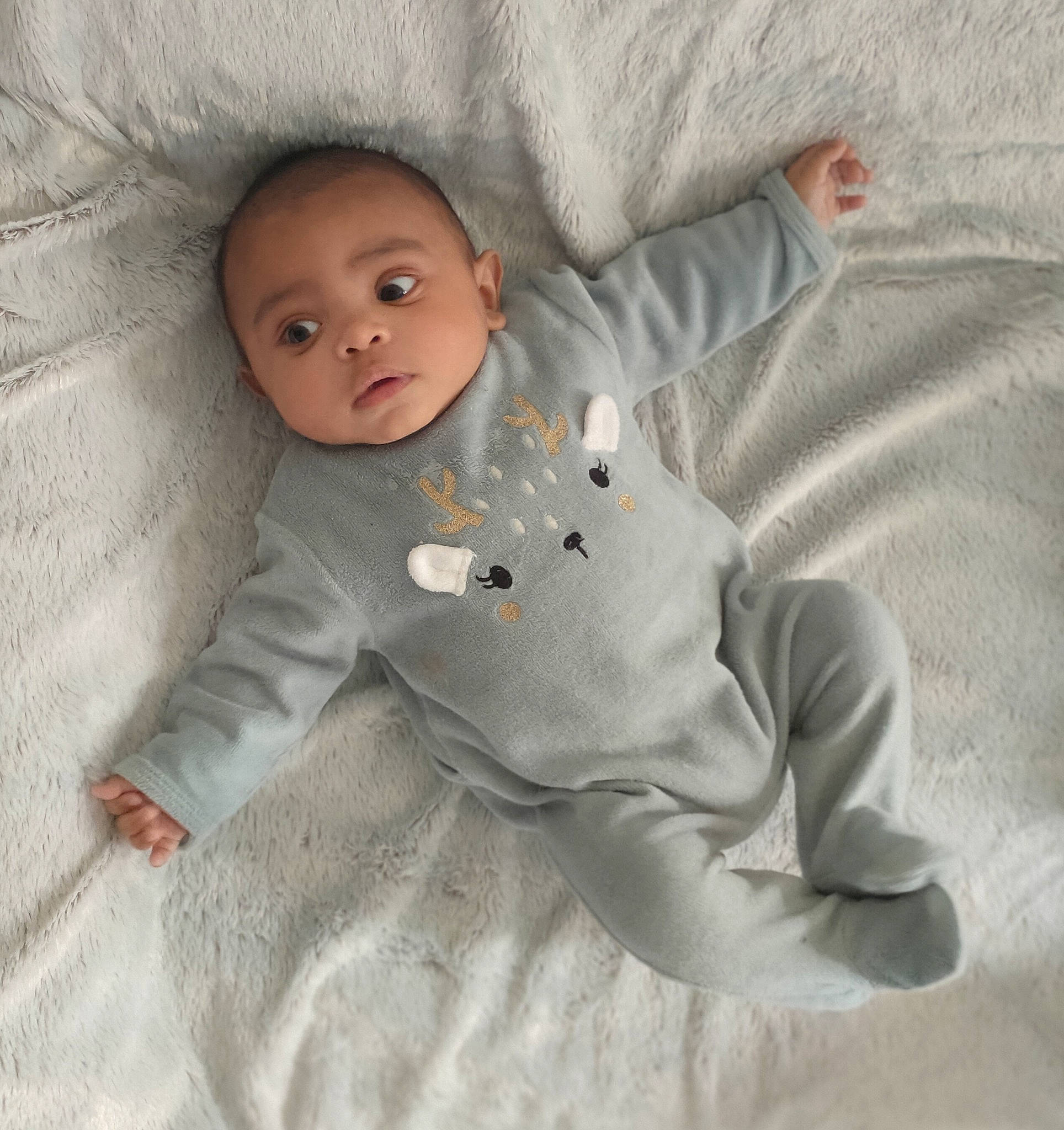 Eiden participe au concours pour gagner de l'argent avec cette photo : baby, baby_products, baby_sleeping, baby_toddler_clothing, bedding, cheek, child, comfort, eye, flooring, fur, gesture, iris, linens, nose, person, room, sitting, sleeve, textile