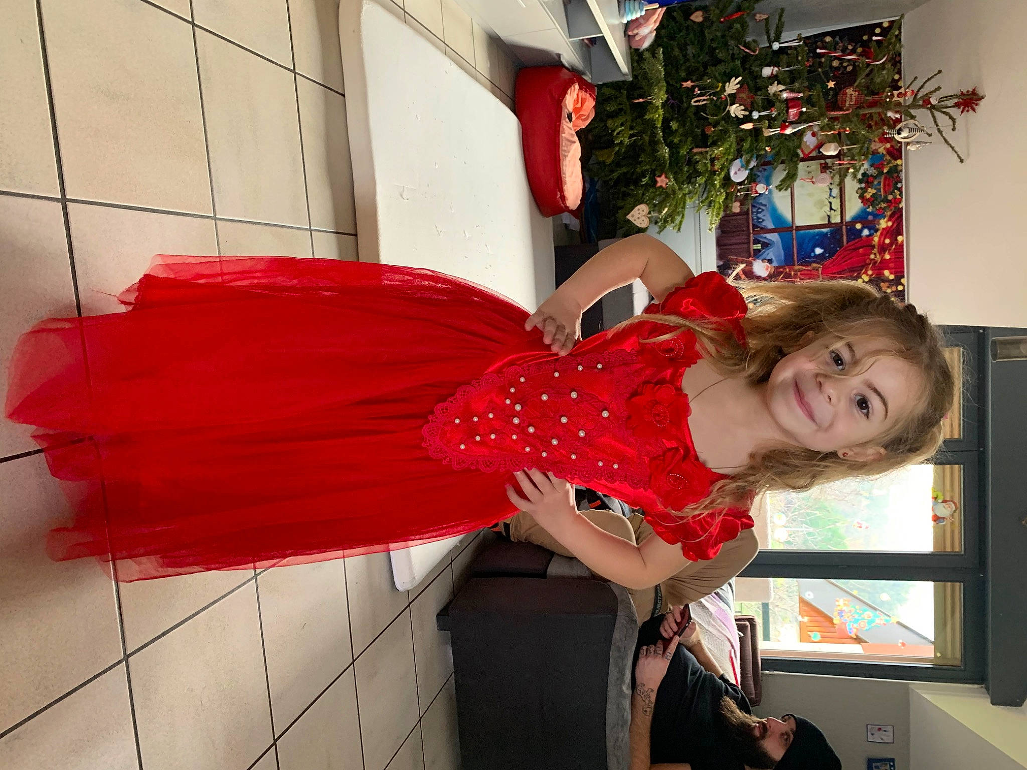 Celestine a rejoint le concours — aidez-le/la à gagner de superbes lots ! abdomen, costume, costume_design, event, fashion_accessory, fashion_design, formal_wear, fun, happy, haute_couture, headwear, holiday, human_leg, joy, magenta, pattern, performing_arts, person, room, smile