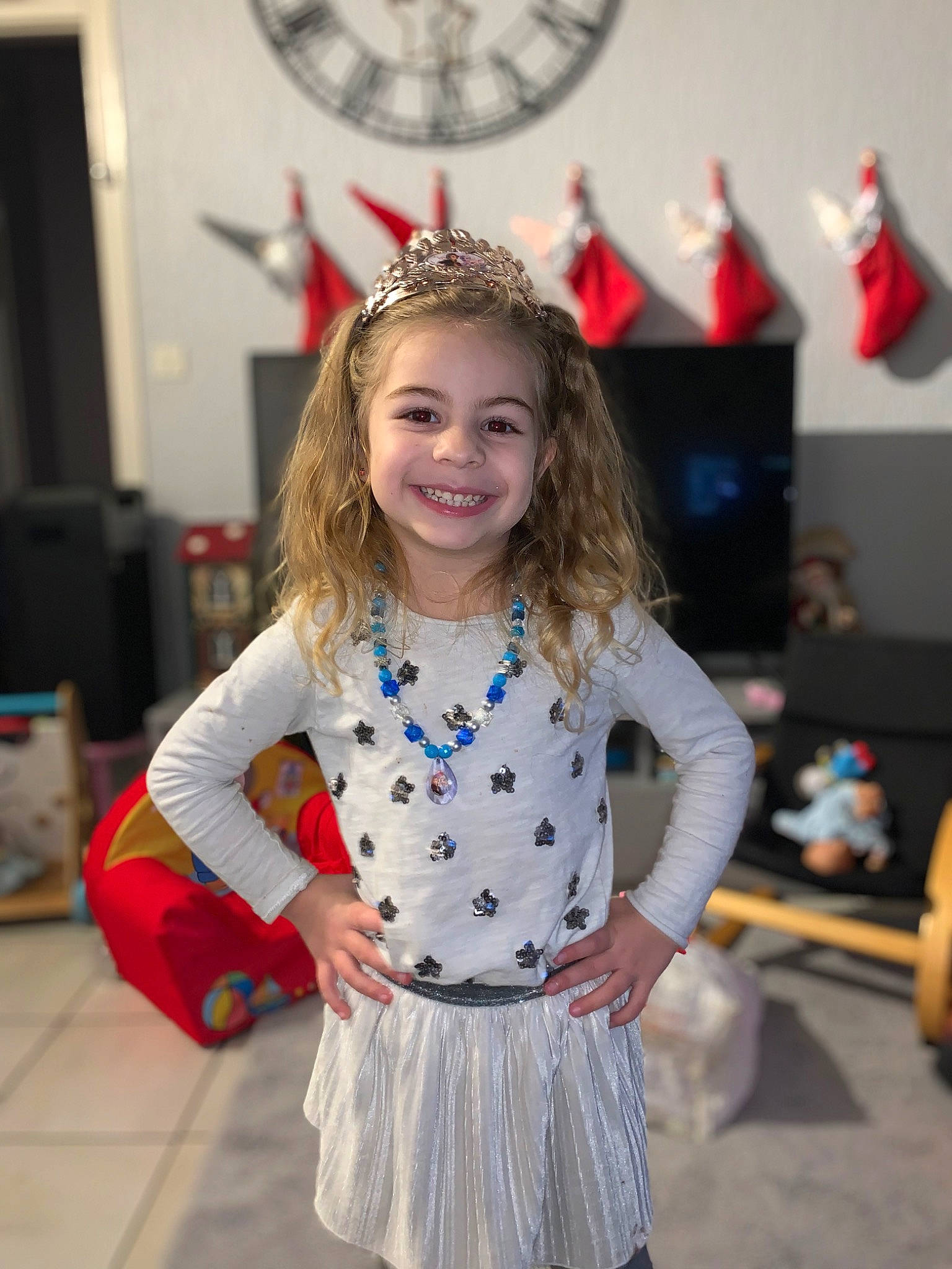 Celestine participe au concours pour gagner de l'argent avec cette photo : baby_toddler_clothing, blond, child, costume, electric_blue, event, face, fashion_accessory, fashion_design, fun, hairstyle, happy, joy, pattern, person, sleeve, smile, standing, toddler, uniform
