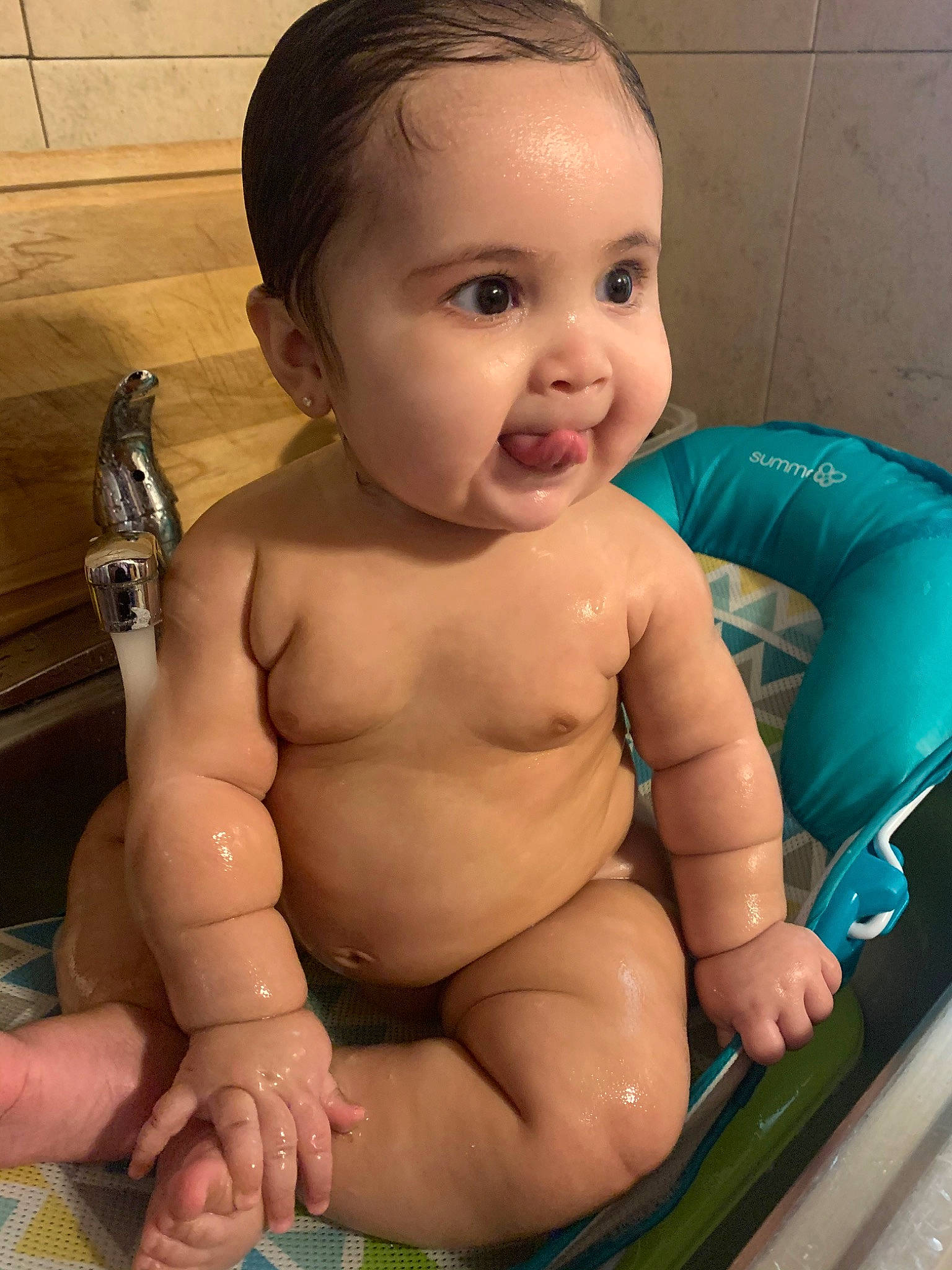 Rosalyn is registered to the contest to win money with this photo: baby, baby_bathing, bathing, bathtub, cheek, child, mouth, person, thumb, toddler