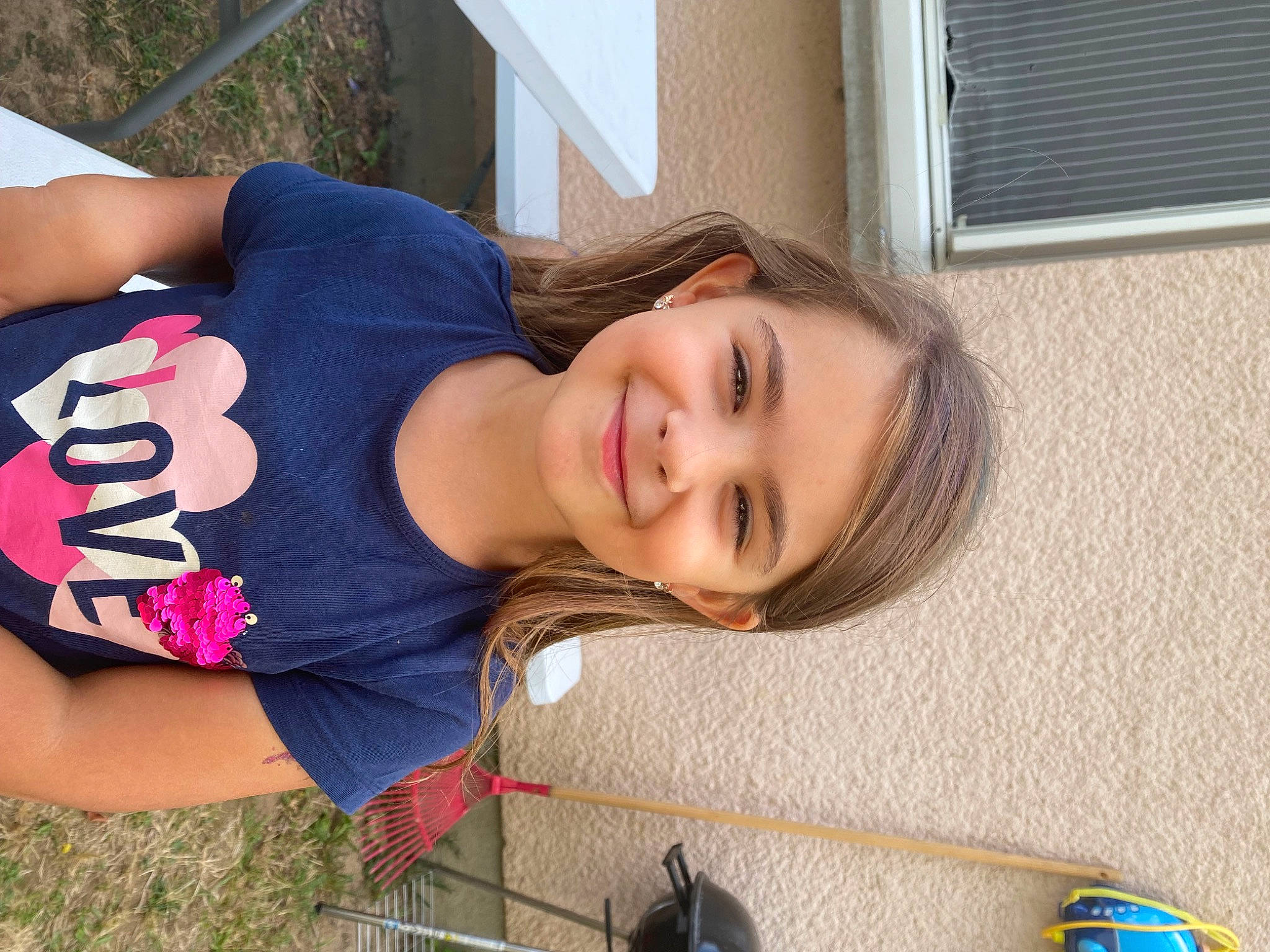 Lyna participe au concours pour gagner de l'argent avec cette photo : abdomen, chest, child, facial_expression, fun, grass, happy, human_leg, joy, leisure, lip, person, recreation, sitting, smile, thigh, toddler, toy, tree, trunk