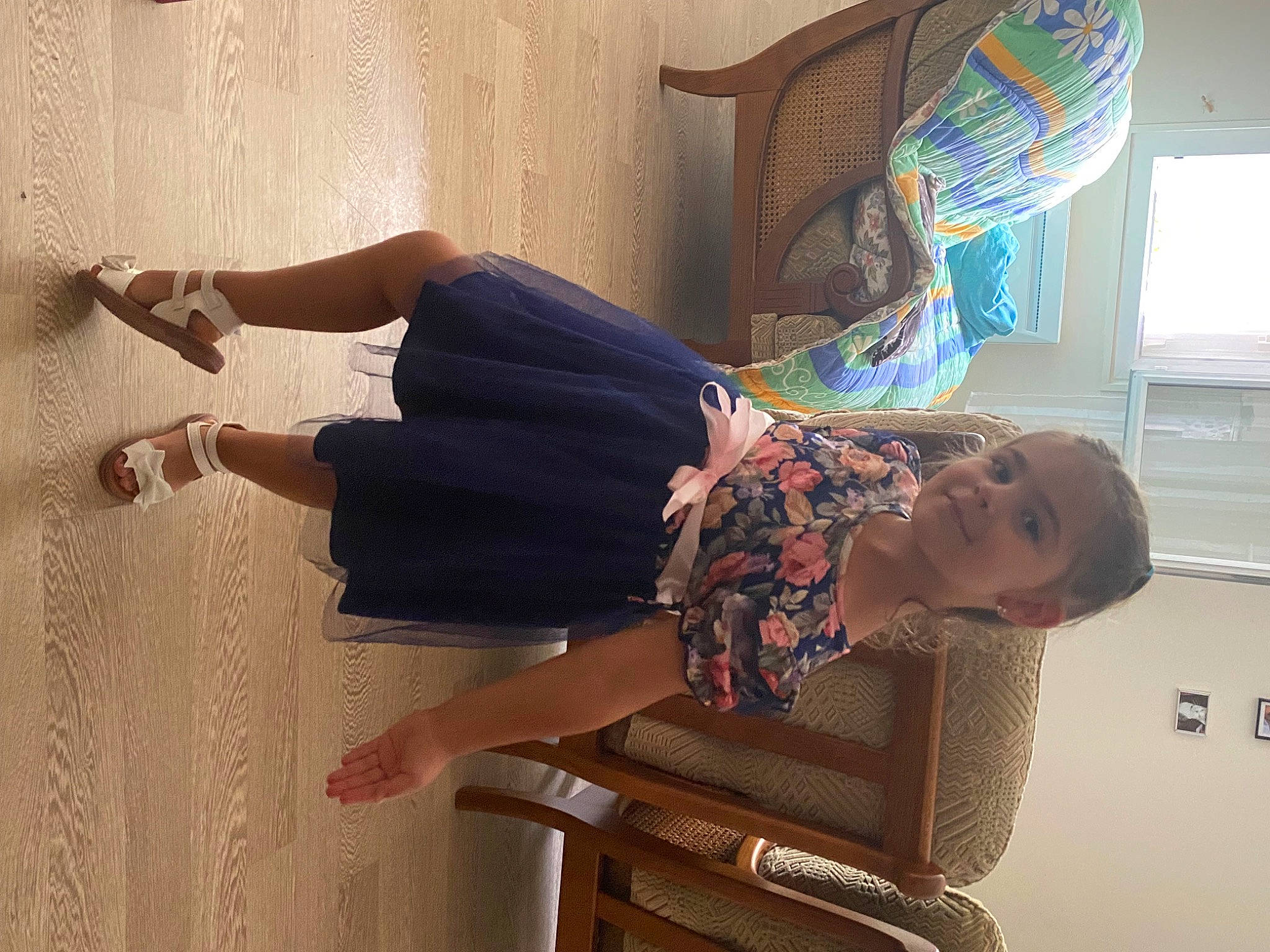 Lyna a rejoint le concours — aidez-le/la à gagner de superbes lots ! barefoot, calf, comfort, elbow, flooring, foot, fun, hardwood, human_leg, joint, joy, knee, leg, person, room, textile, thigh, trunk, waist, window