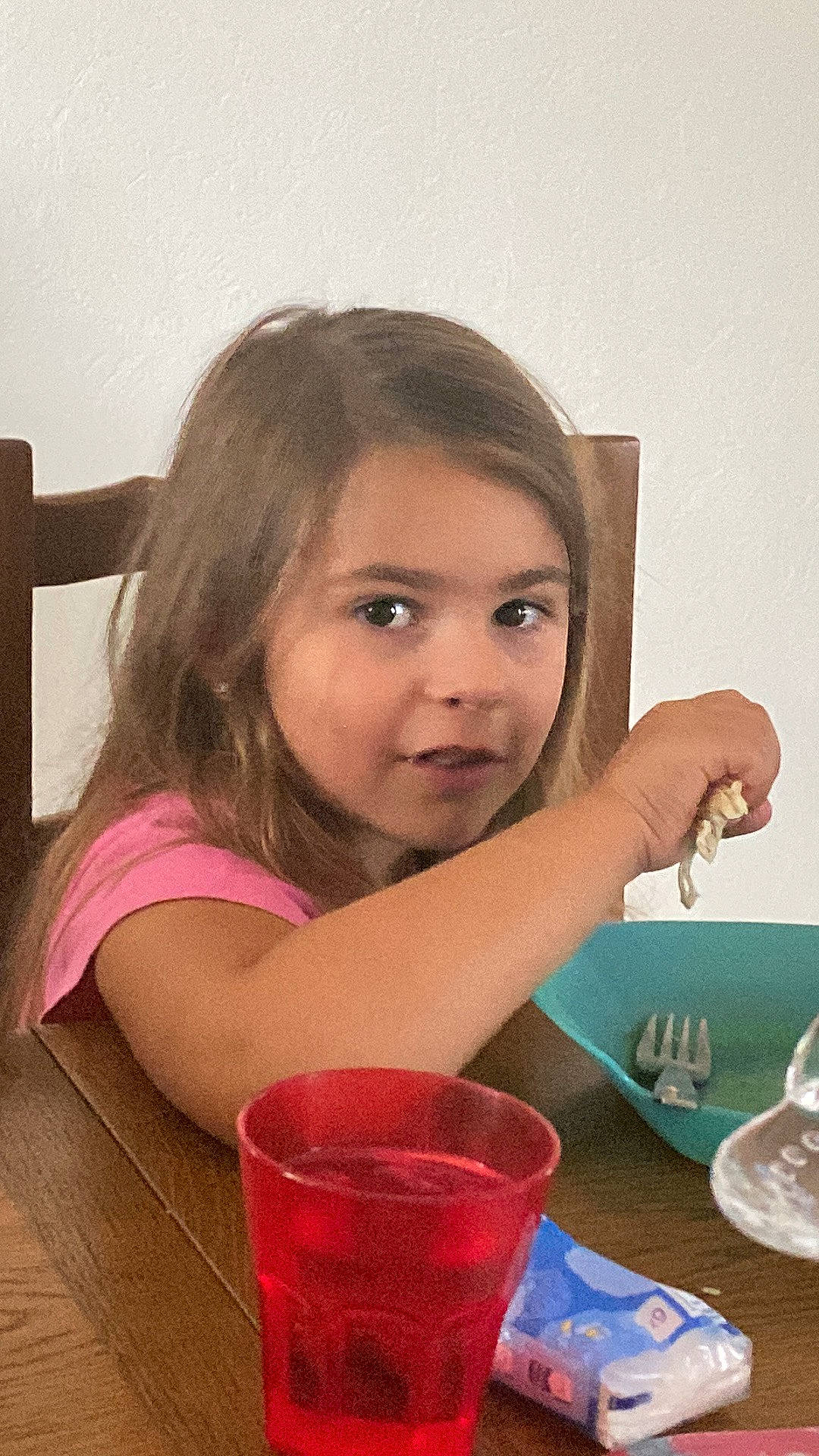 Lyna a rejoint le concours — aidez-le/la à gagner de superbes lots ! brown_hair, child, comfort_food, drink, drinking, drinkware, facial_expression, finger, fun, happy, leisure, lip, person, plate, sitting, skin, spoon, sweetness, table, tableware