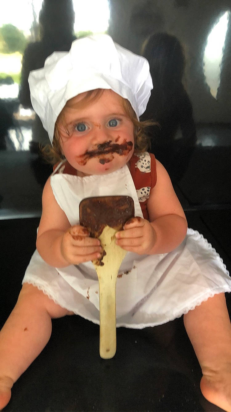 Charly a rejoint le concours — aidez-le/la à gagner de superbes lots ! baby, beard, bow_tie, child, costume, event, formal_wear, fun, fur, gesture, glove, happy, lap, person, room, sitting, thigh, thumb, toddler, white