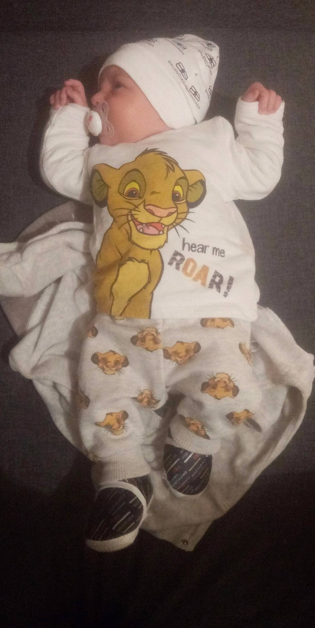 Matheis participe au concours pour gagner de l'argent avec cette photo : baby_products, baby_toddler_clothing, brown, child, fawn, fictional_character, font, fur, headwear, linens, pattern, peach, person, plush, room, sleeve, stuffed_toy, teddy_bear, toy, white