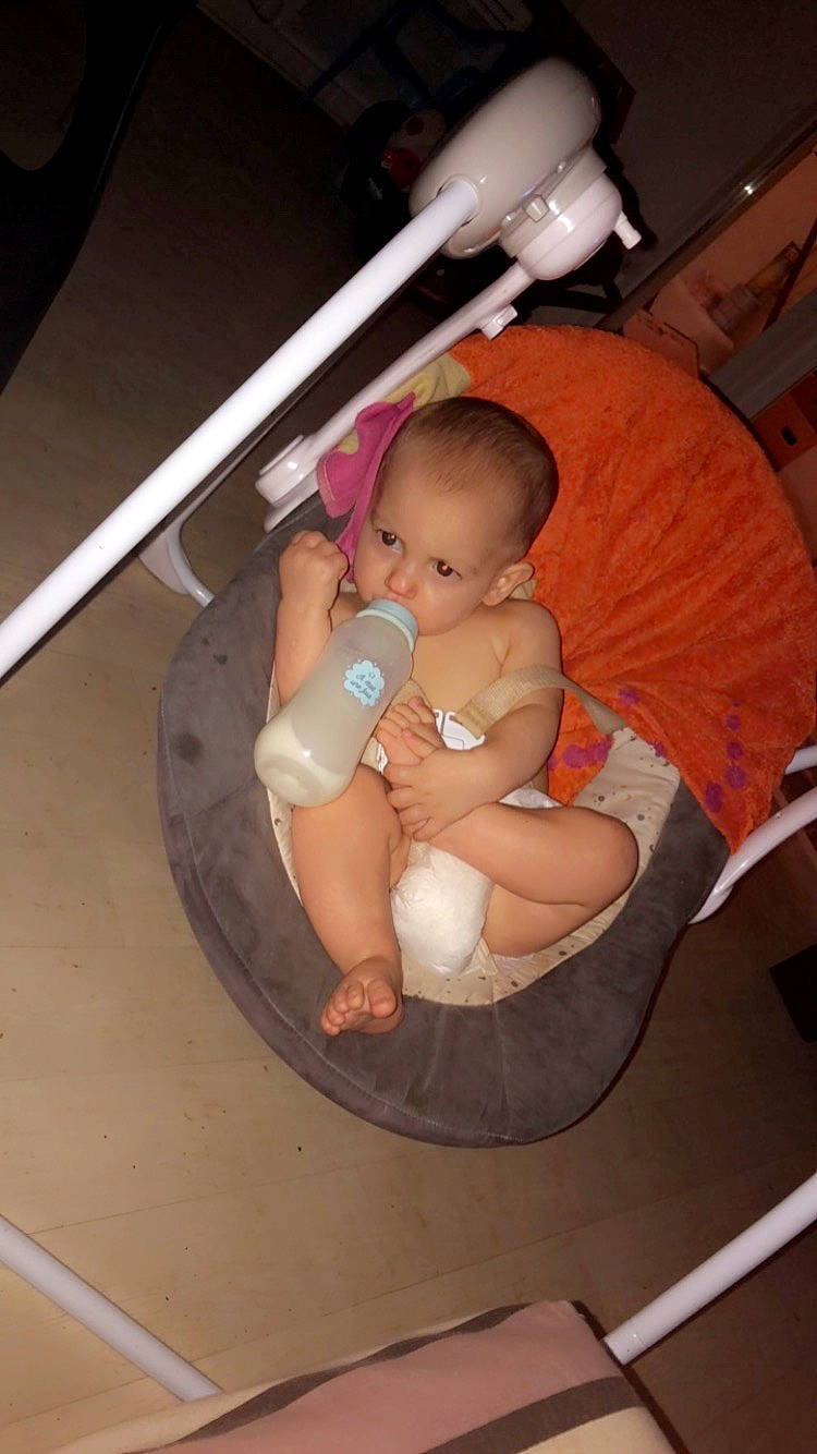 Matheis participe au concours pour gagner de l'argent avec cette photo : abdomen, baby, baby_products, baby_safety, chest, child, comfort, diaper, foot, human_leg, infant_bed, knee, leg, linens, person, skin, stomach, thigh, thumb, toddler