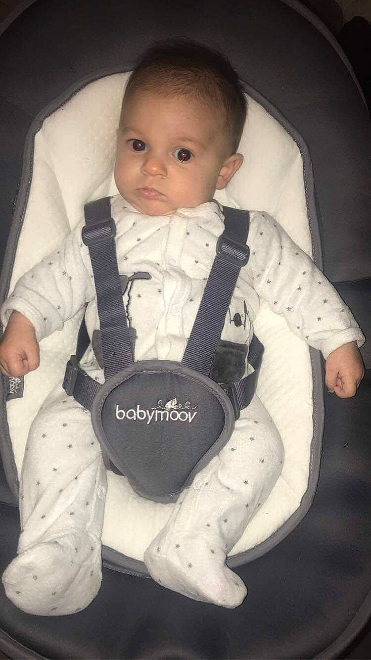 Matheis participe au concours pour gagner de l'argent avec cette photo : arm, baby, baby_carriage, baby_products, baby_toddler_clothing, beauty, carmine, chair, cheek, child, collar, comfort, finger, flash_photography, formal_wear, hand, monochrome, person, sitting, sleeve