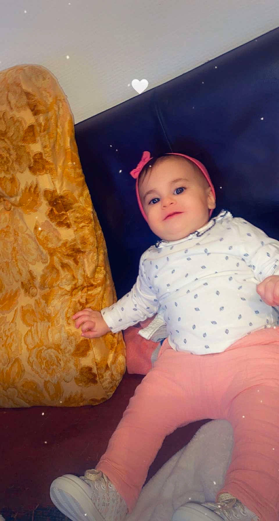 Doria participe au concours pour gagner de l'argent avec cette photo : baby, baby_toddler_clothing, child, flooring, fun, fur, human_leg, linens, pattern, person, polka_dot, rock, room, sitting, sleeve, textile, toddler, tree, wood