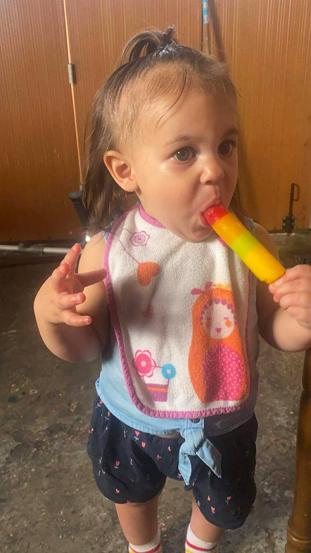 Doria participe au concours pour gagner de l'argent avec cette photo : biting, cheek, child, eyelash, finger, fun, gesture, hairstyle, happy, head, iris, lip, mouth, neck, nose, person, play, shorts, surprise, t_shirt