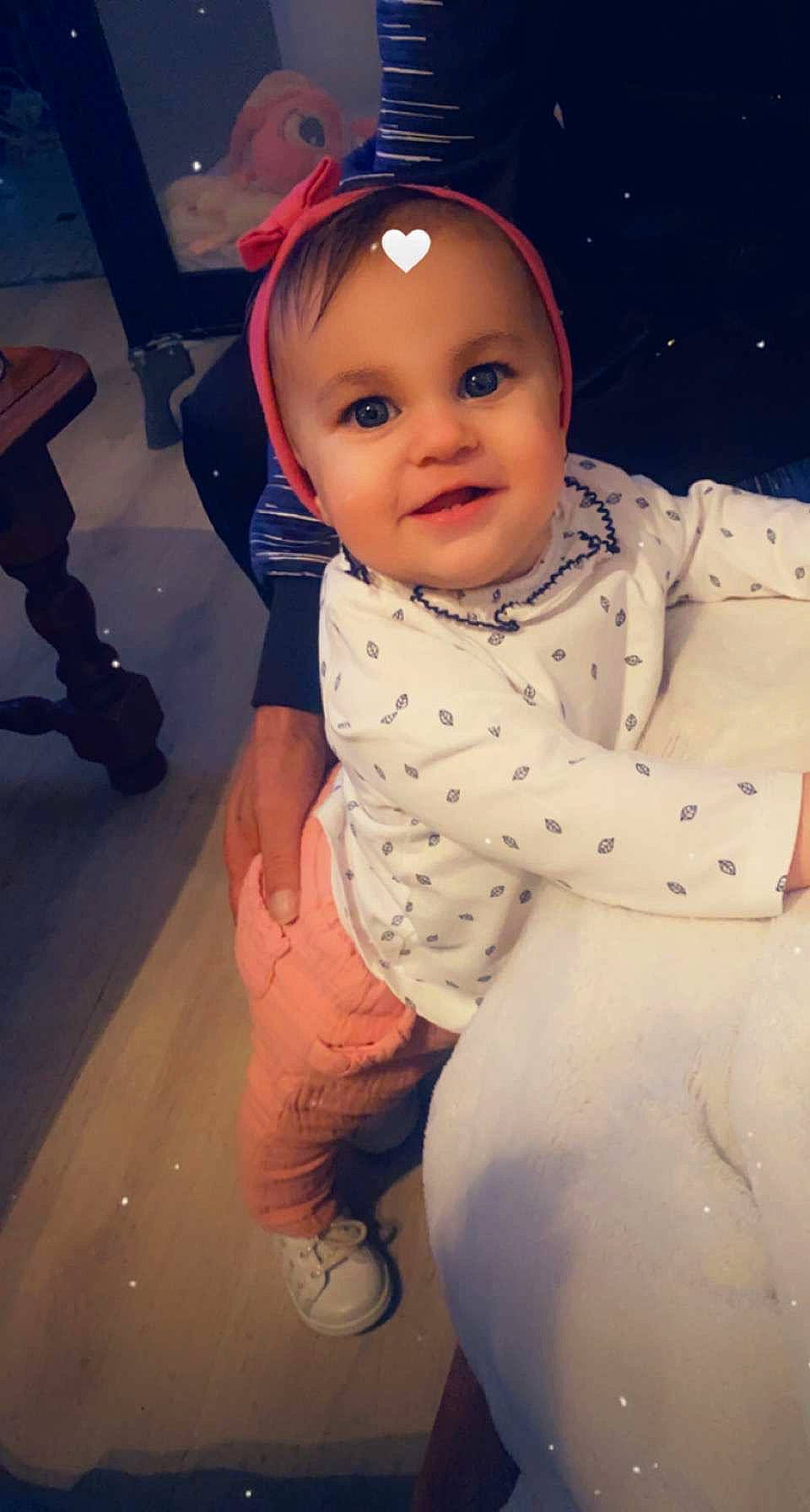 Doria a rejoint le concours — aidez-le/la à gagner de superbes lots ! baby, baby_toddler_clothing, cap, cheek, child, chin, eye, face, flooring, fun, happy, head, iris, joy, leisure, lip, nose, person, skin, sleeve