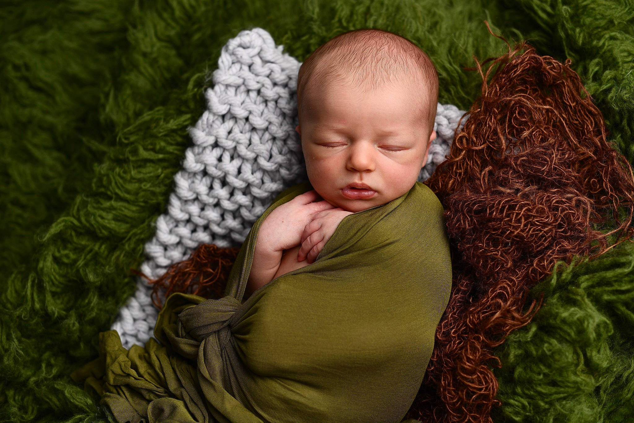 Isaac a rejoint le concours — aidez-le/la à gagner de superbes lots ! baby, child, eye, fawn, forest, garden, grass, hairstyle, happy, linens, pattern, people_in_nature, person, plant, sitting, skin, textile, toddler, tree, wood