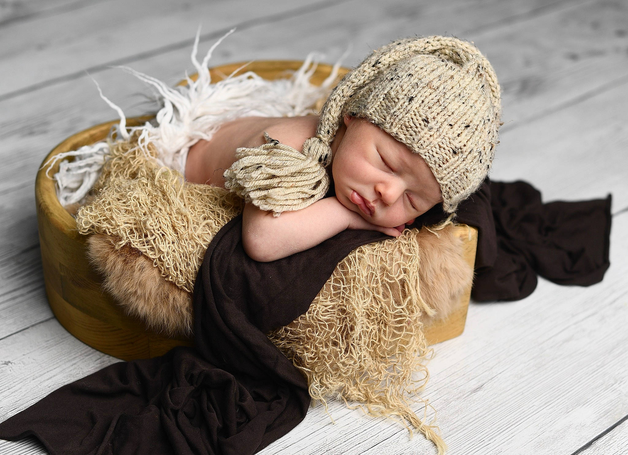 Isaac a rejoint le concours — aidez-le/la à gagner de superbes lots ! baby, baby_sleeping, baby_toddler_clothing, cap, comfort, couch, crochet, flooring, fur, grass, happy, hat, headwear, knit_cap, linens, person, sitting, sun_hat, textile, toddler