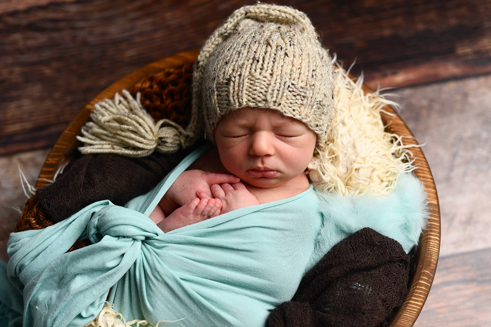 Isaac a rejoint le concours — aidez-le/la à gagner de superbes lots ! baby, baby_sleeping, cap, child, comfort, eye, fur, grass, hand, head, headwear, human_body, knit_cap, linens, person, sitting, skin, toddler, tree, wood