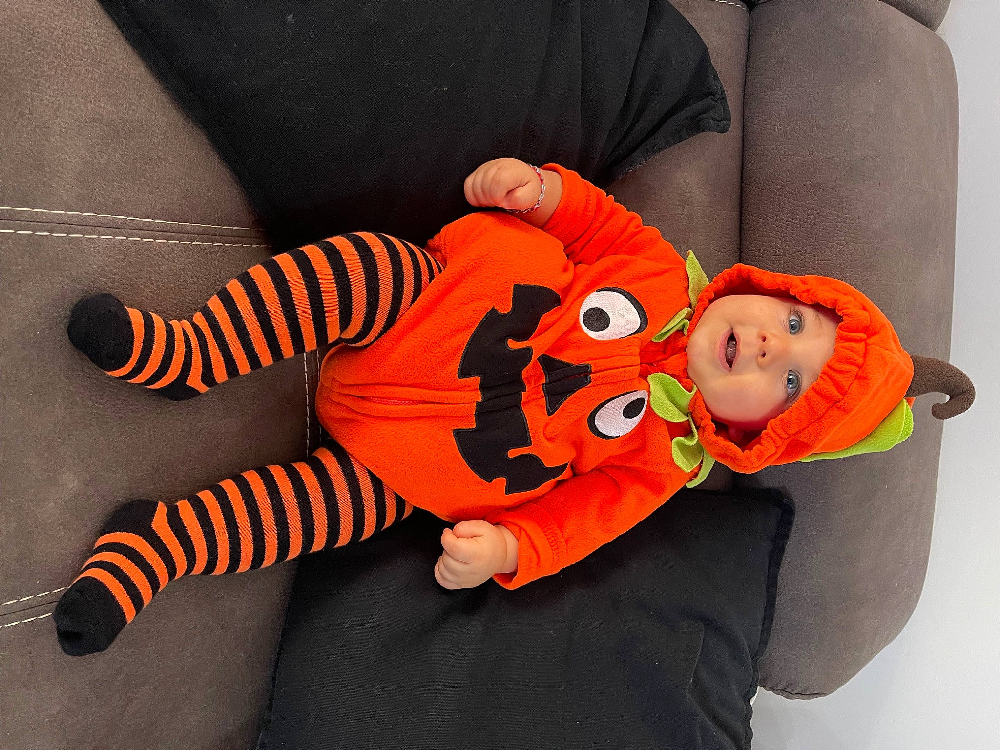 Ilay a rejoint le concours — aidez-le/la à gagner de superbes lots ! arm, baby, baby_products, baby_toddler_clothing, child, comfort, costume, couch, fun, headgear, headwear, orange, outerwear, person, product, sitting, sleeve, sock, stuffed_toy, textile